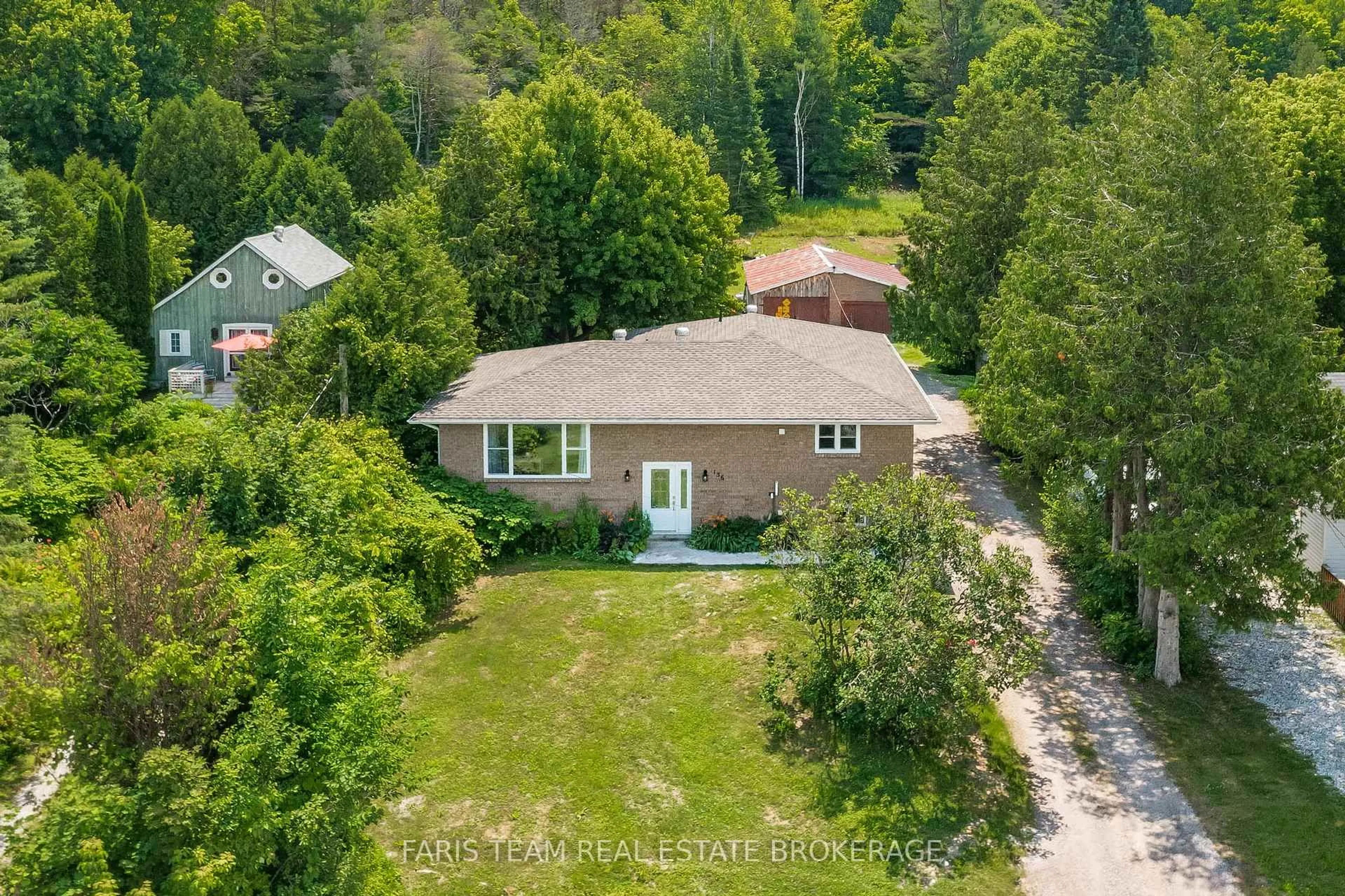 A pic from outside/outdoor area/front of a property/back of a property/a pic from drone, unknown for 136 Poyntz St, Penetanguishene Ontario L9M 1P4