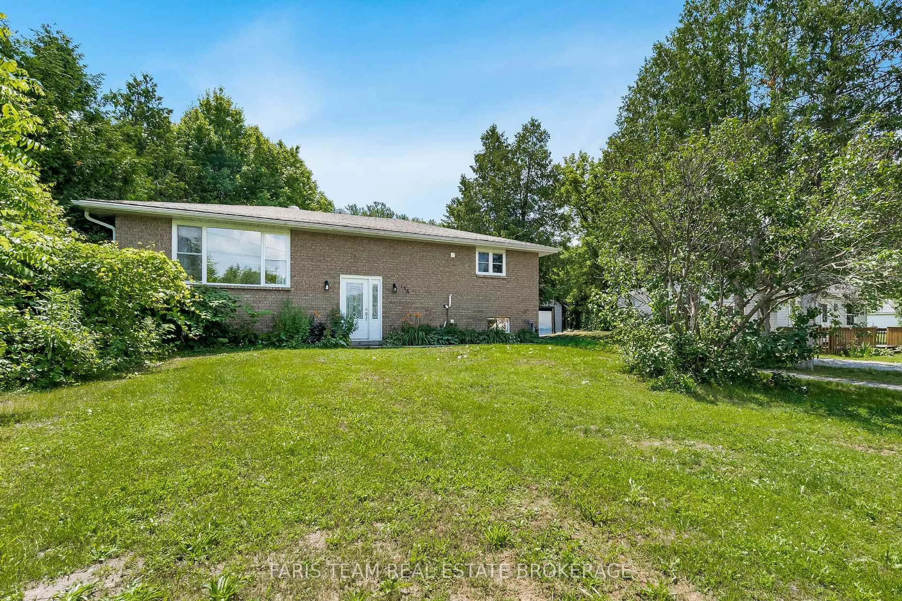 A pic from outside/outdoor area/front of a property/back of a property/a pic from drone, unknown for 136 Poyntz St, Penetanguishene Ontario L9M 1P4