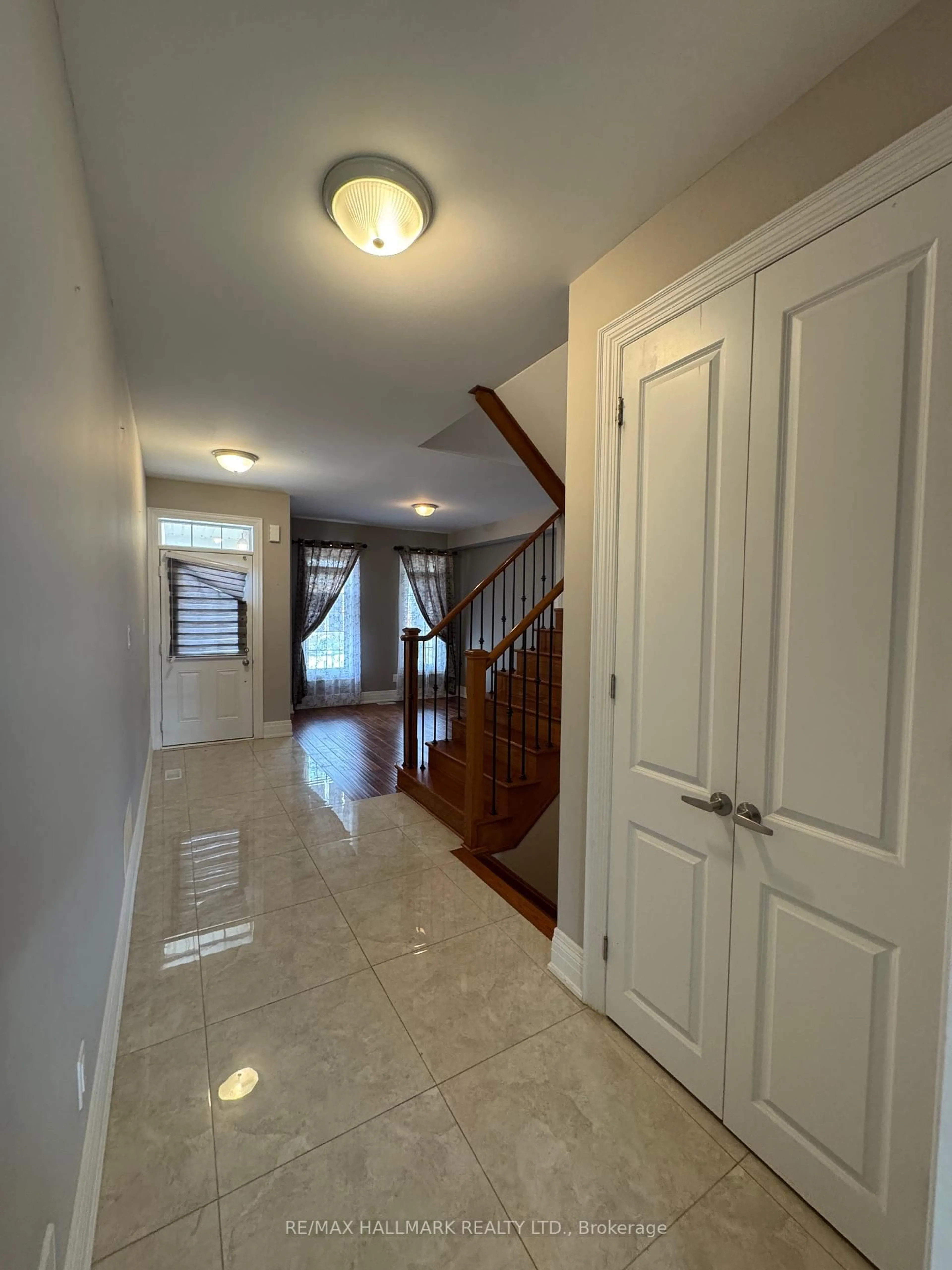 Indoor entryway for 61 McIsaac Dr, Springwater Ontario L4M 4S4