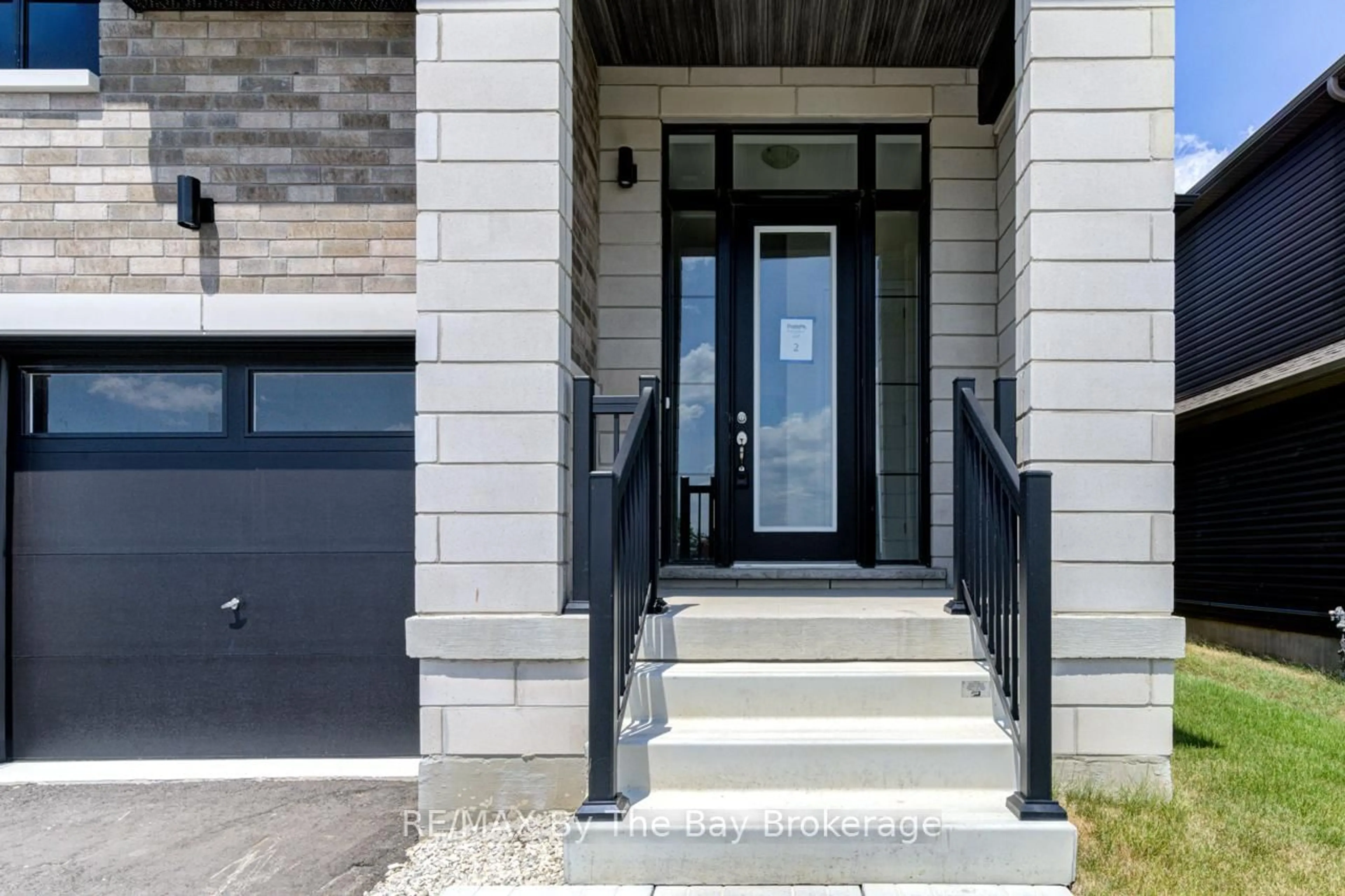 Indoor entryway for 11 Sun Valley Ave, Wasaga Beach Ontario L9Z 0N6