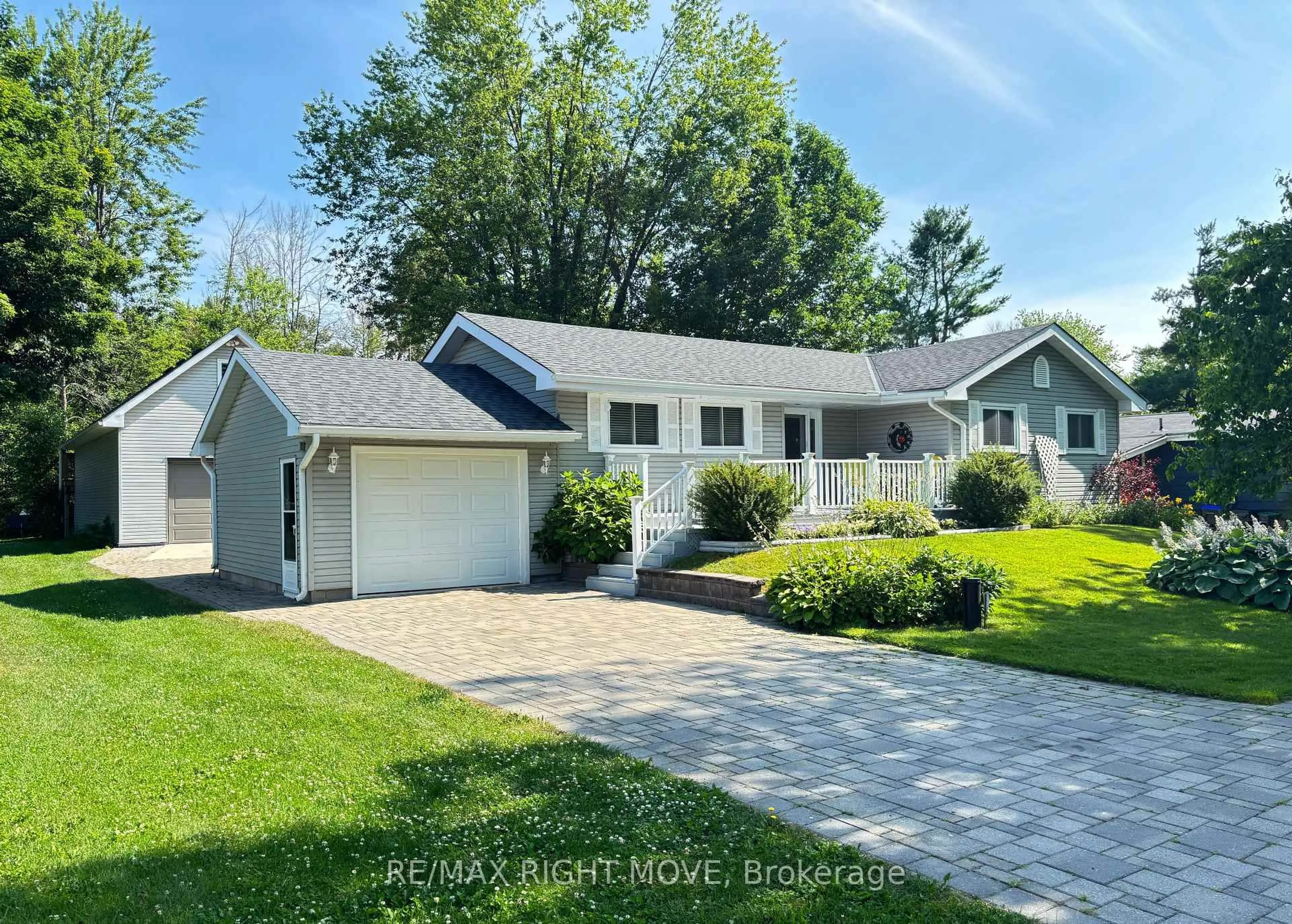 A pic from outside/outdoor area/front of a property/back of a property/a pic from drone, street for 3705 Shadow Creek Rd, Severn Ontario L3V 6H3