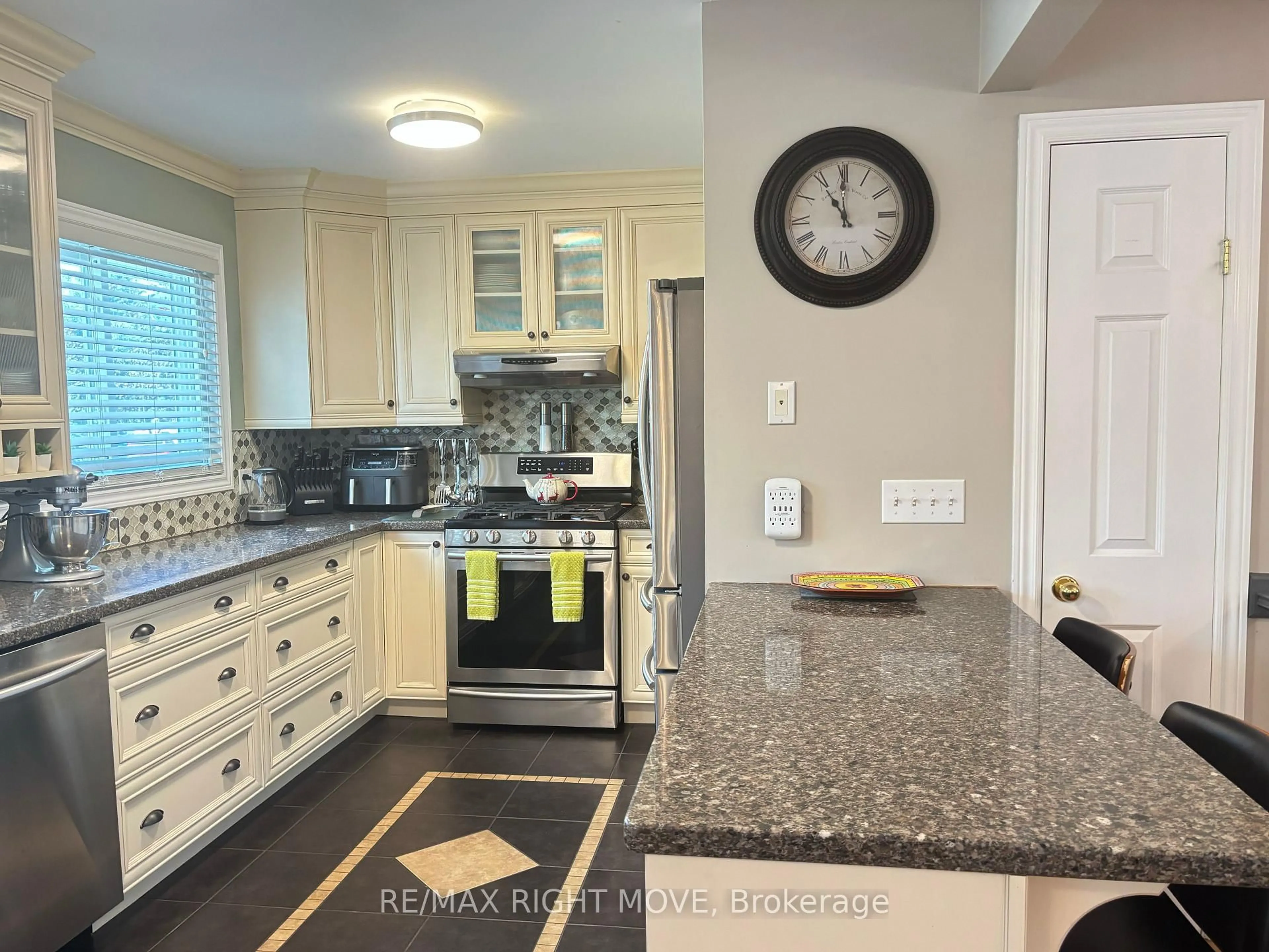 Open concept kitchen, ceramic/tile floor for 3705 Shadow Creek Rd, Severn Ontario L3V 6H3