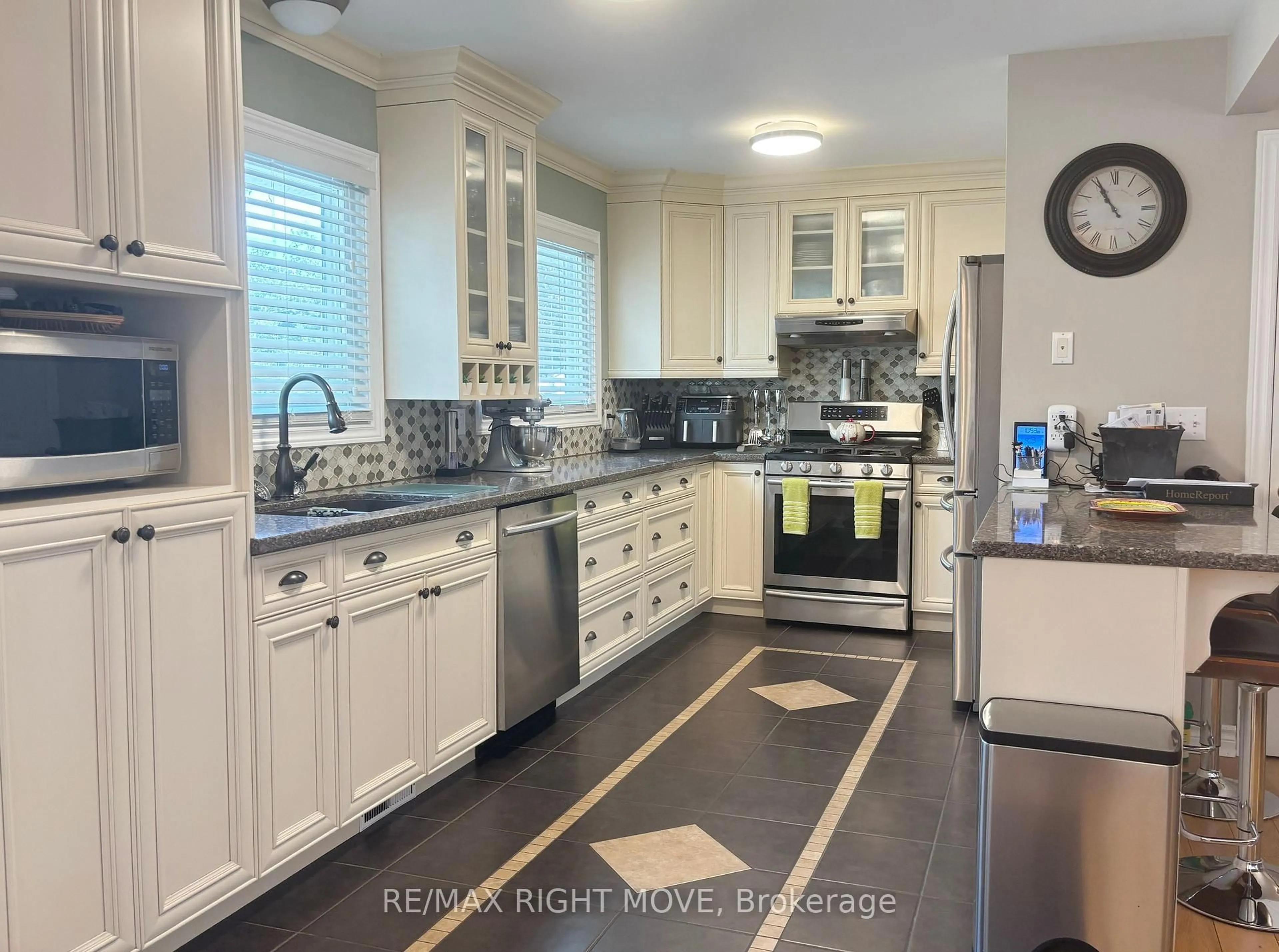 Open concept kitchen, ceramic/tile floor for 3705 Shadow Creek Rd, Severn Ontario L3V 6H3