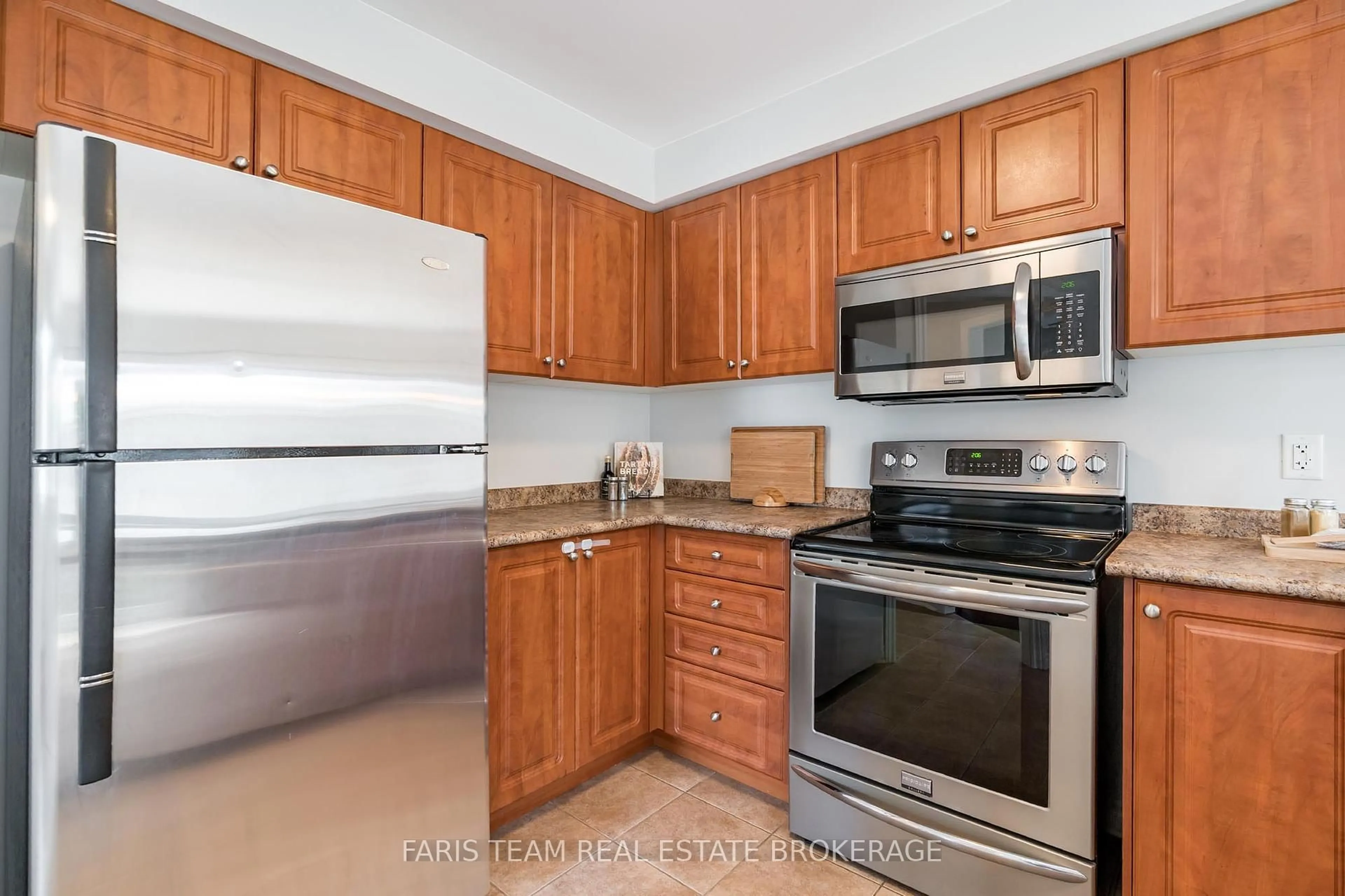 Standard kitchen, unknown for 40 Brown Wood Dr, Barrie Ontario L4M 6N5