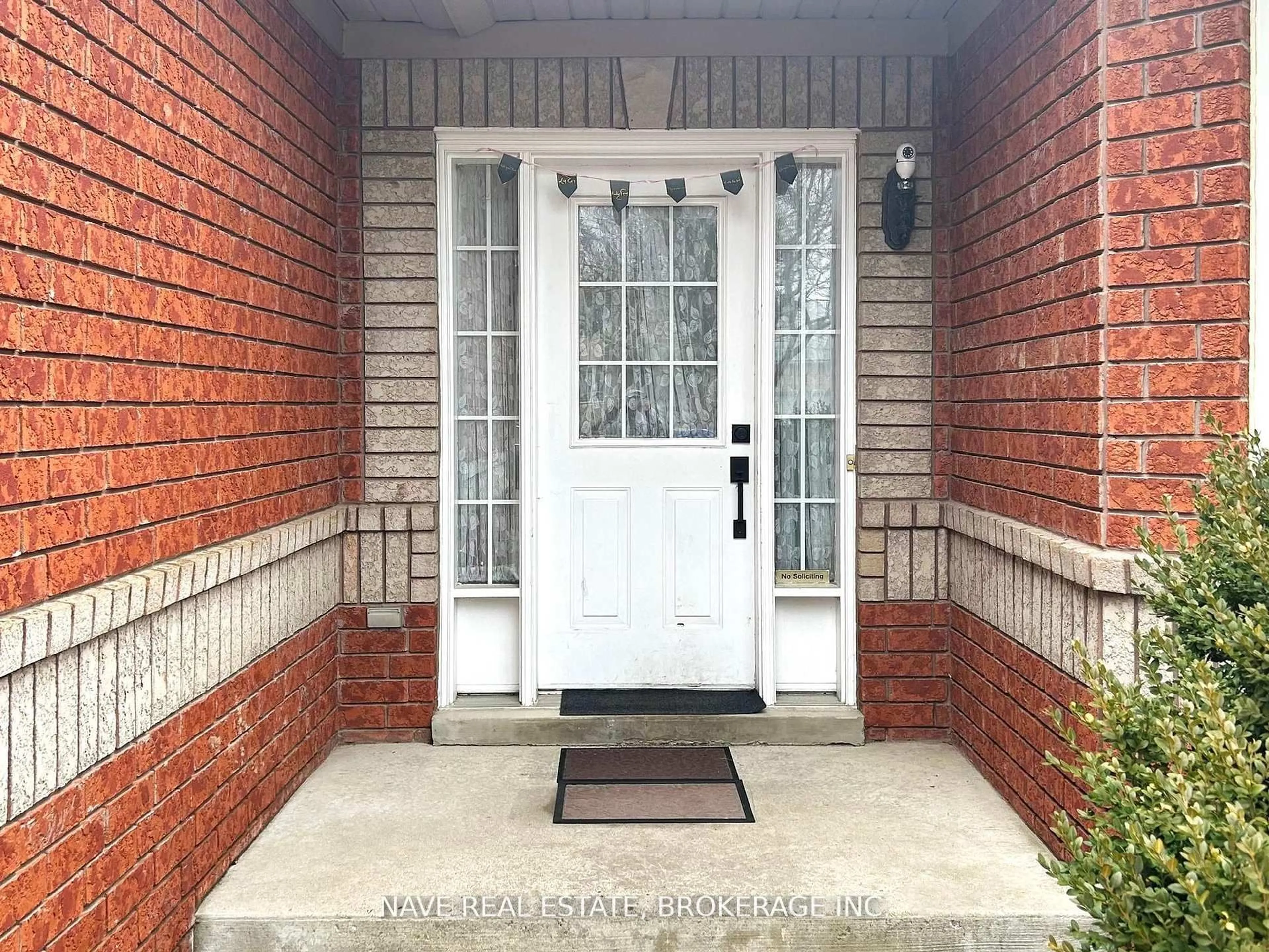 Indoor entryway for 53 Brighton Rd, Barrie Ontario L4M 6S4