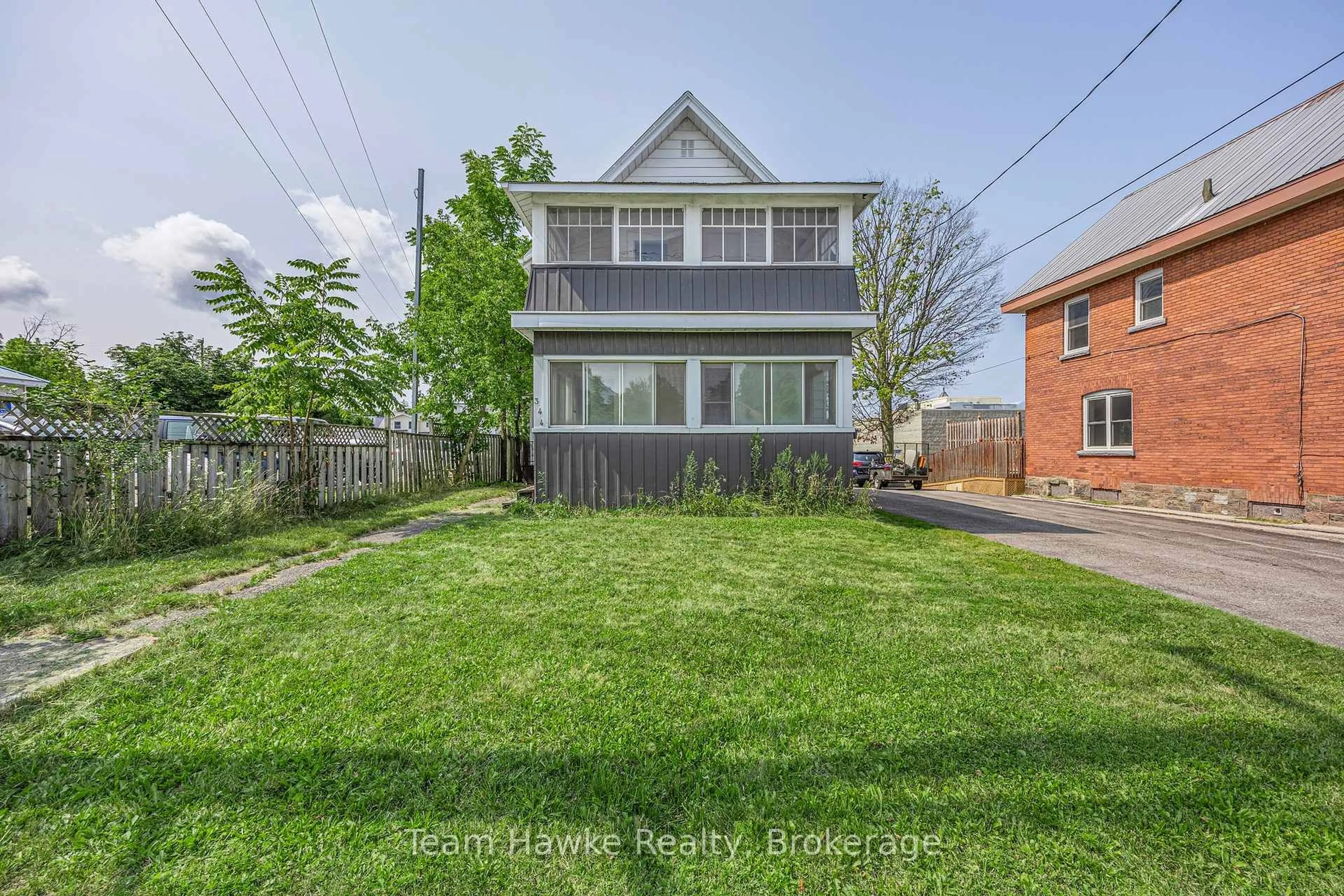A pic from outside/outdoor area/front of a property/back of a property/a pic from drone, street for 344 Midland Ave, Midland Ontario L4R 3K7