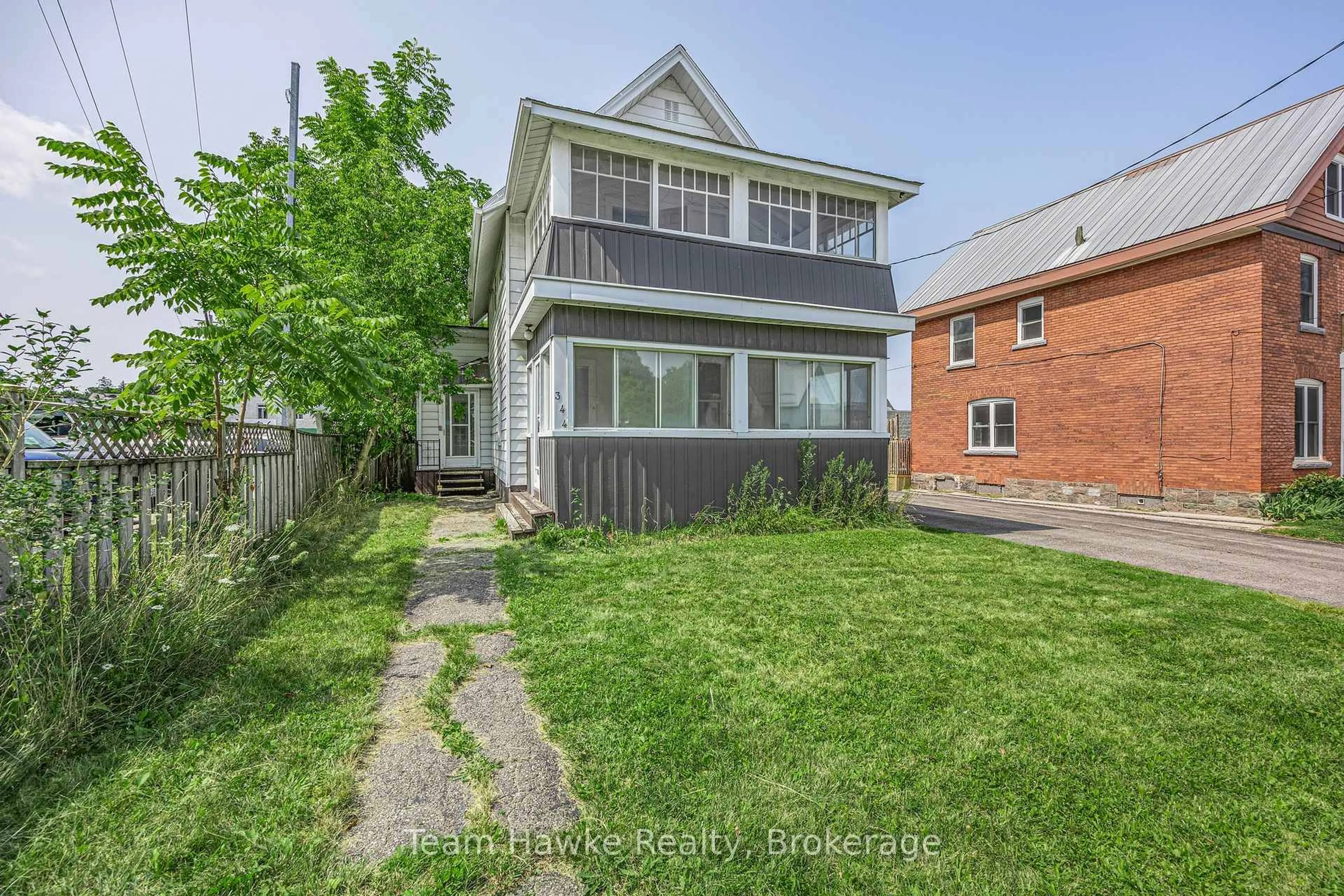 A pic from outside/outdoor area/front of a property/back of a property/a pic from drone, street for 344 Midland Ave, Midland Ontario L4R 3K7