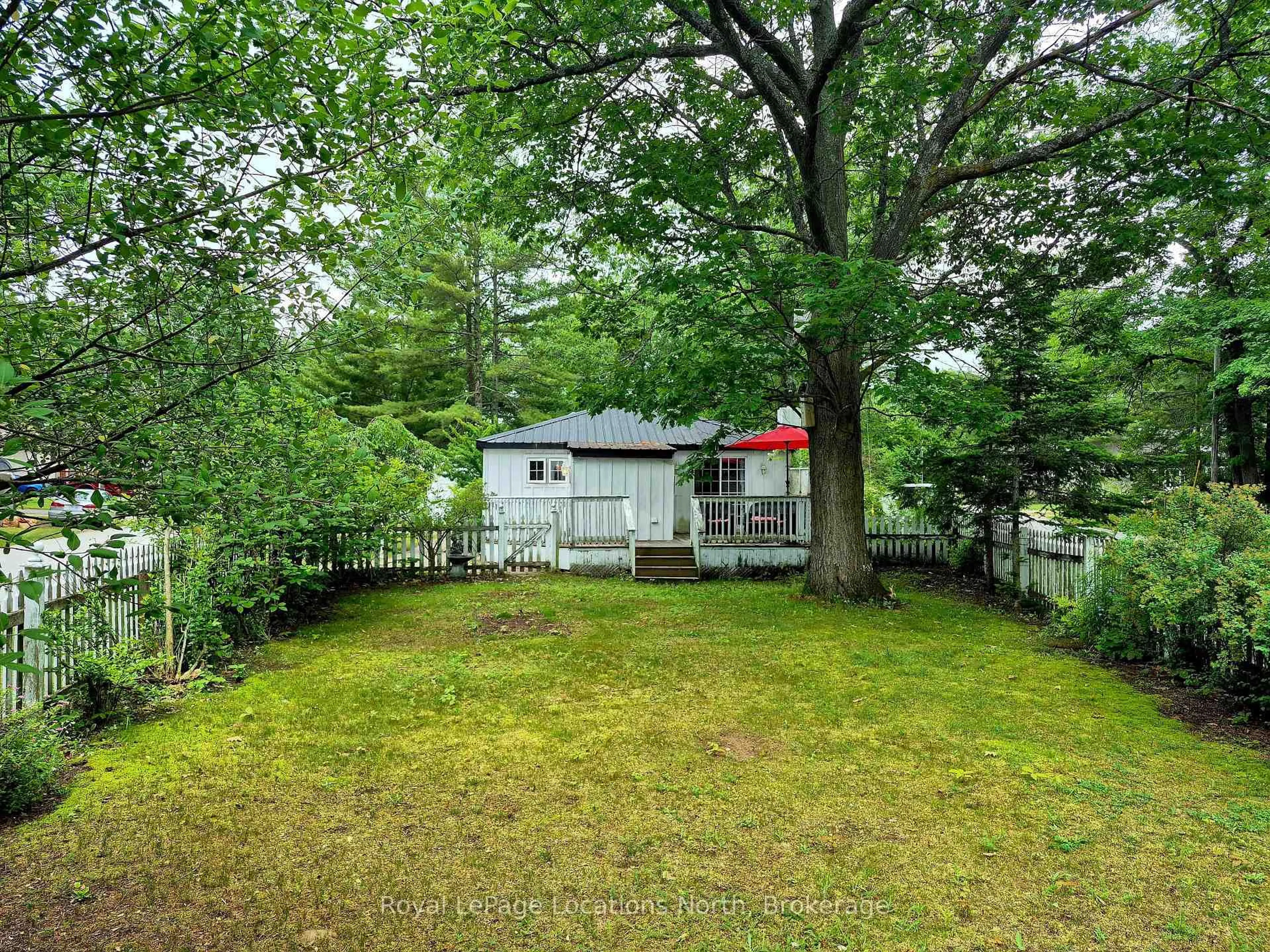 A pic from outside/outdoor area/front of a property/back of a property/a pic from drone, forest/trees view for 60 Parkwood Dr, Wasaga Beach Ontario L9Z 2T2