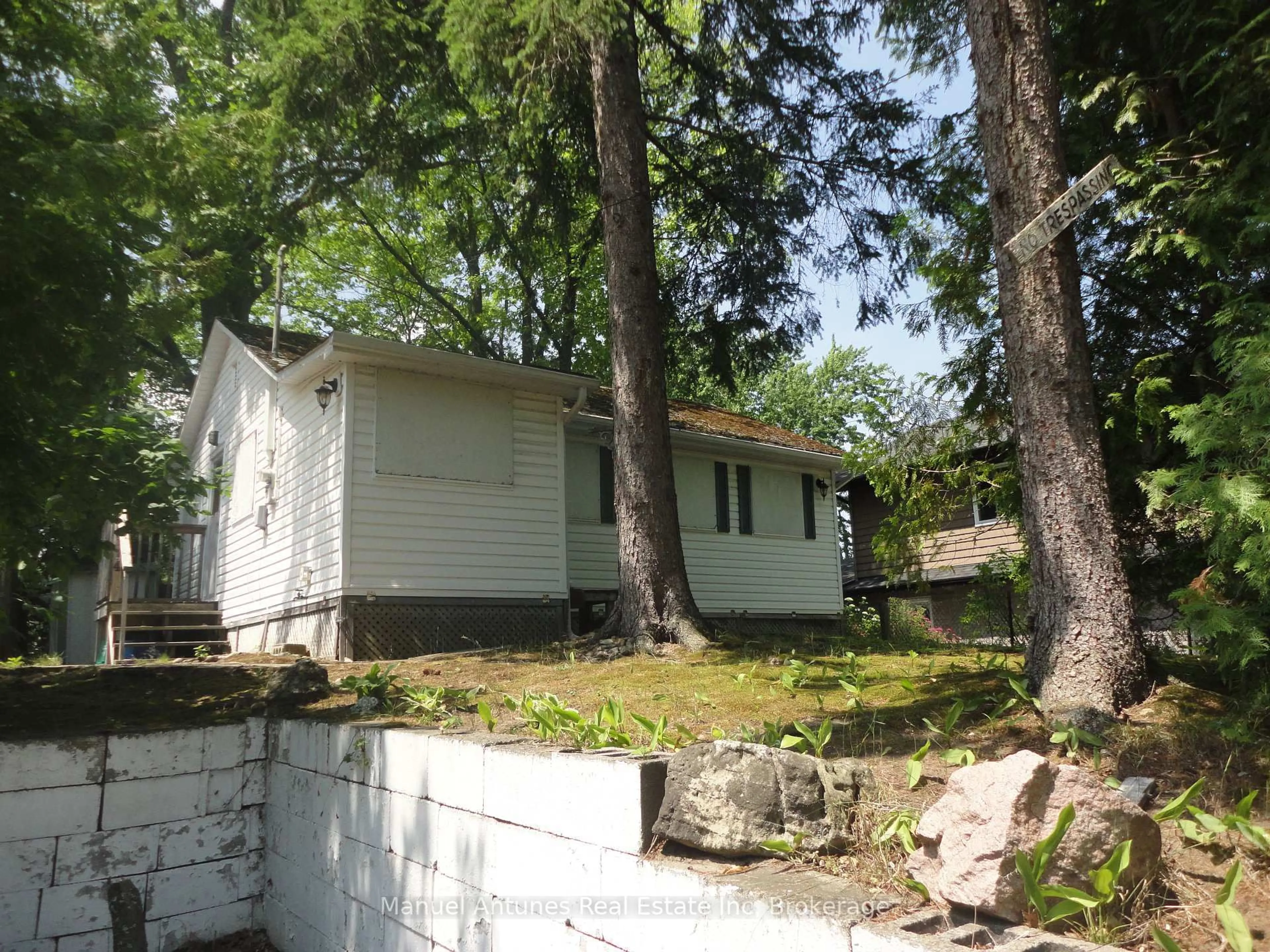 Shed for 114 32nd St, Wasaga Beach Ontario L9Z 2S4