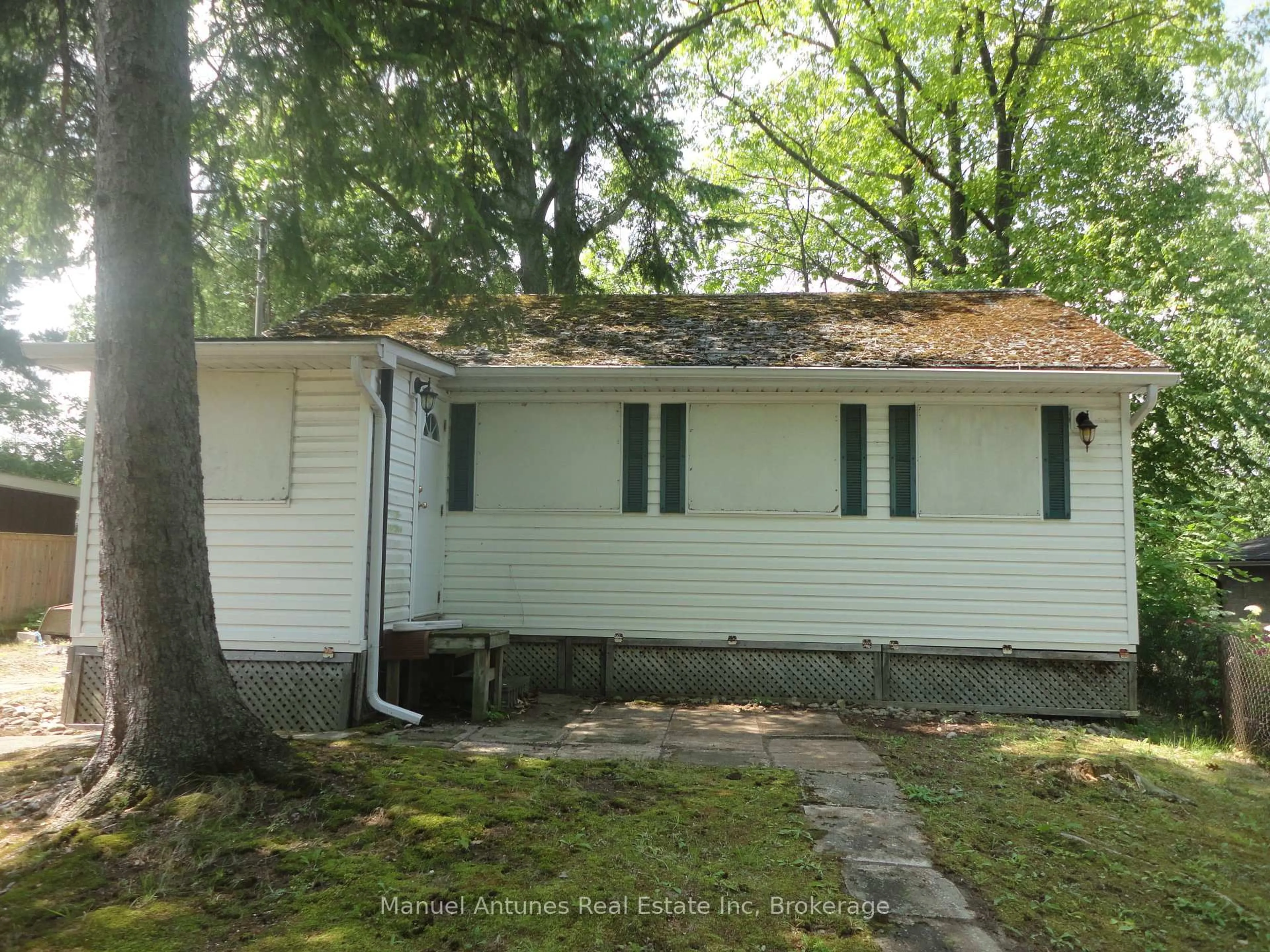 Home with vinyl exterior material, unknown for 114 32nd St, Wasaga Beach Ontario L9Z 2S4