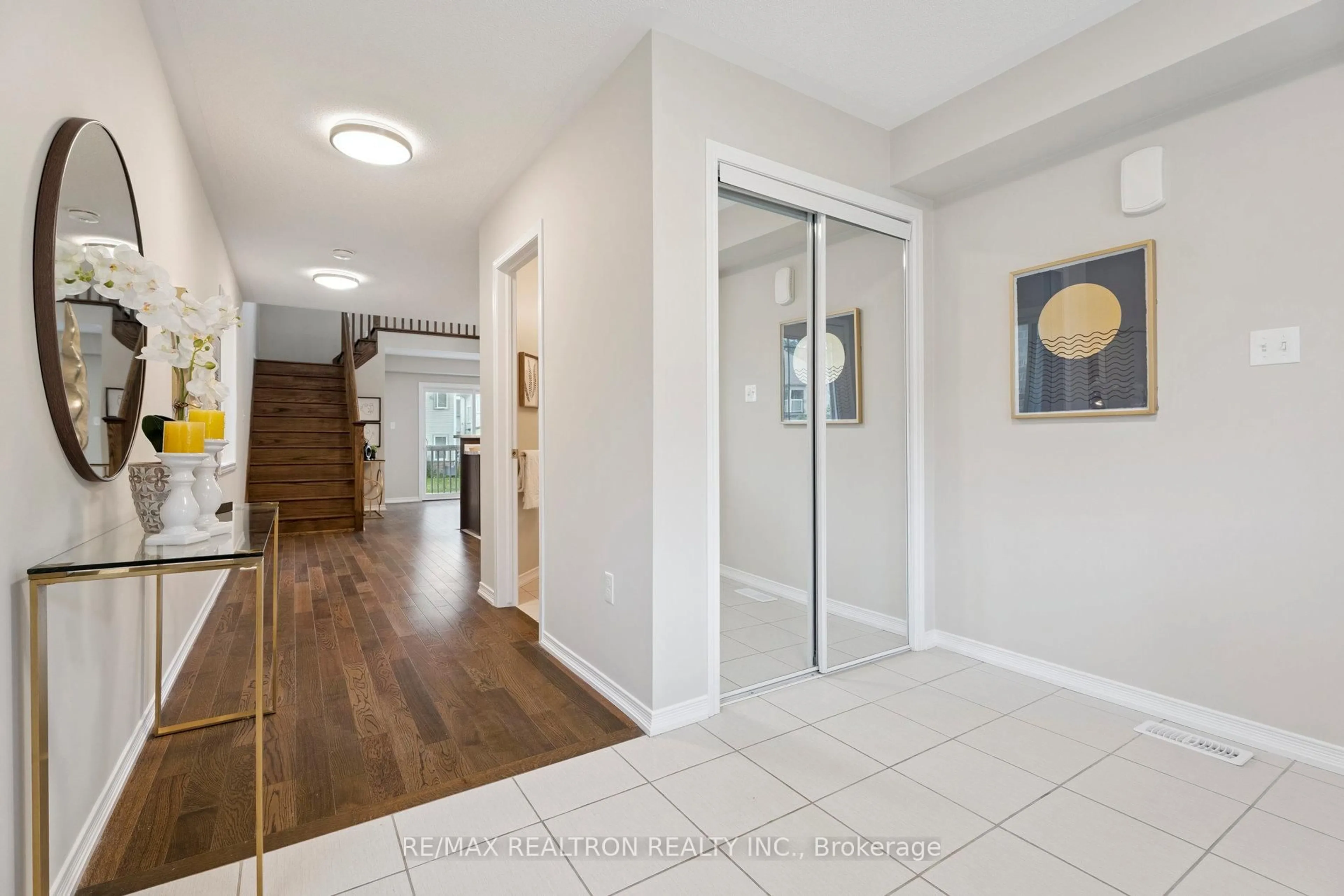 Indoor foyer for 254 Diana Dr, Orillia Ontario L3V 6H2