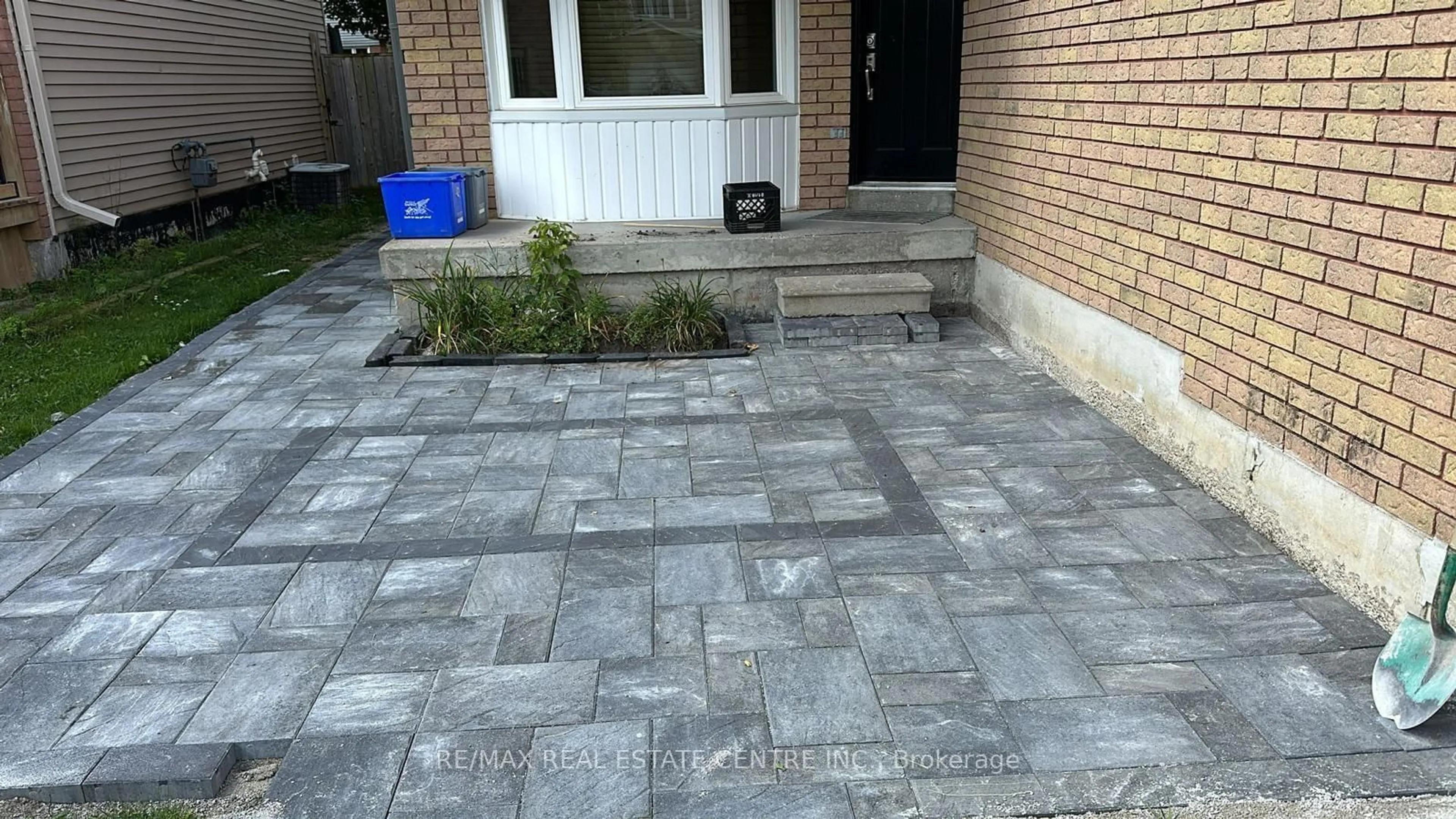 Patio, street for 14 Lindsay Crt, Barrie Ontario L4M 6G5