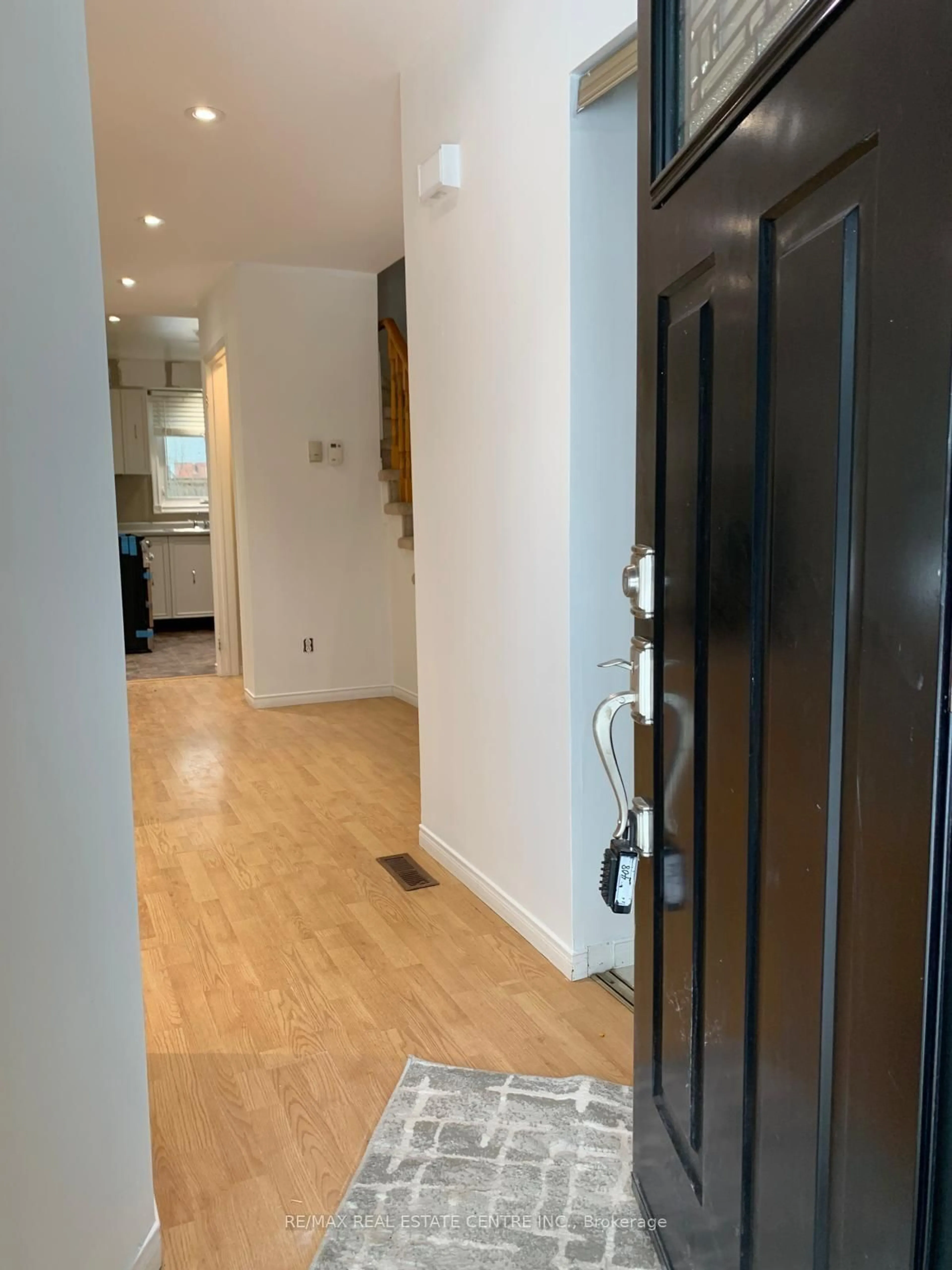 Indoor foyer for 14 Lindsay Crt, Barrie Ontario L4M 6G5