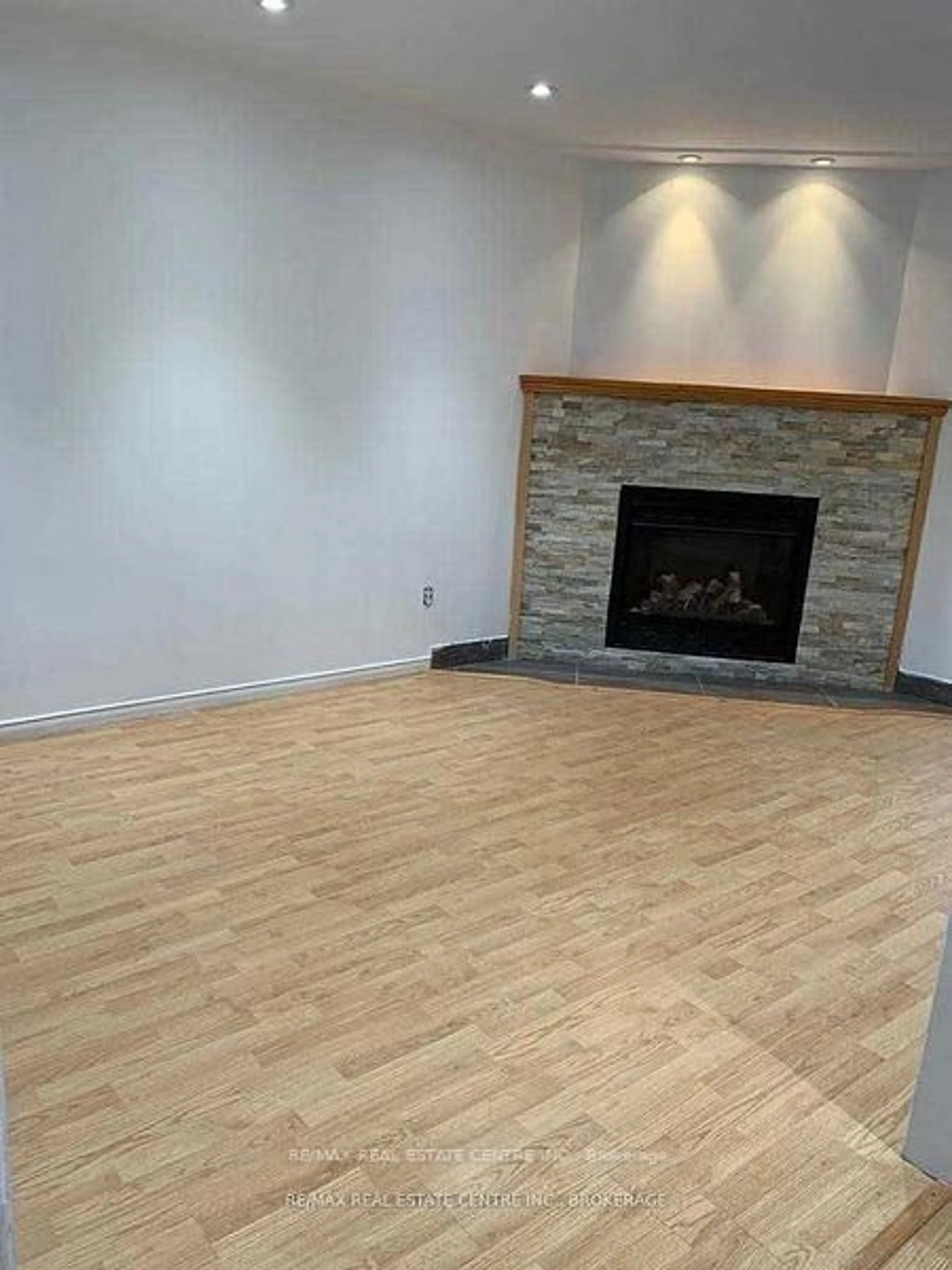 A pic of a room for 14 Lindsay Crt, Barrie Ontario L4M 6G5