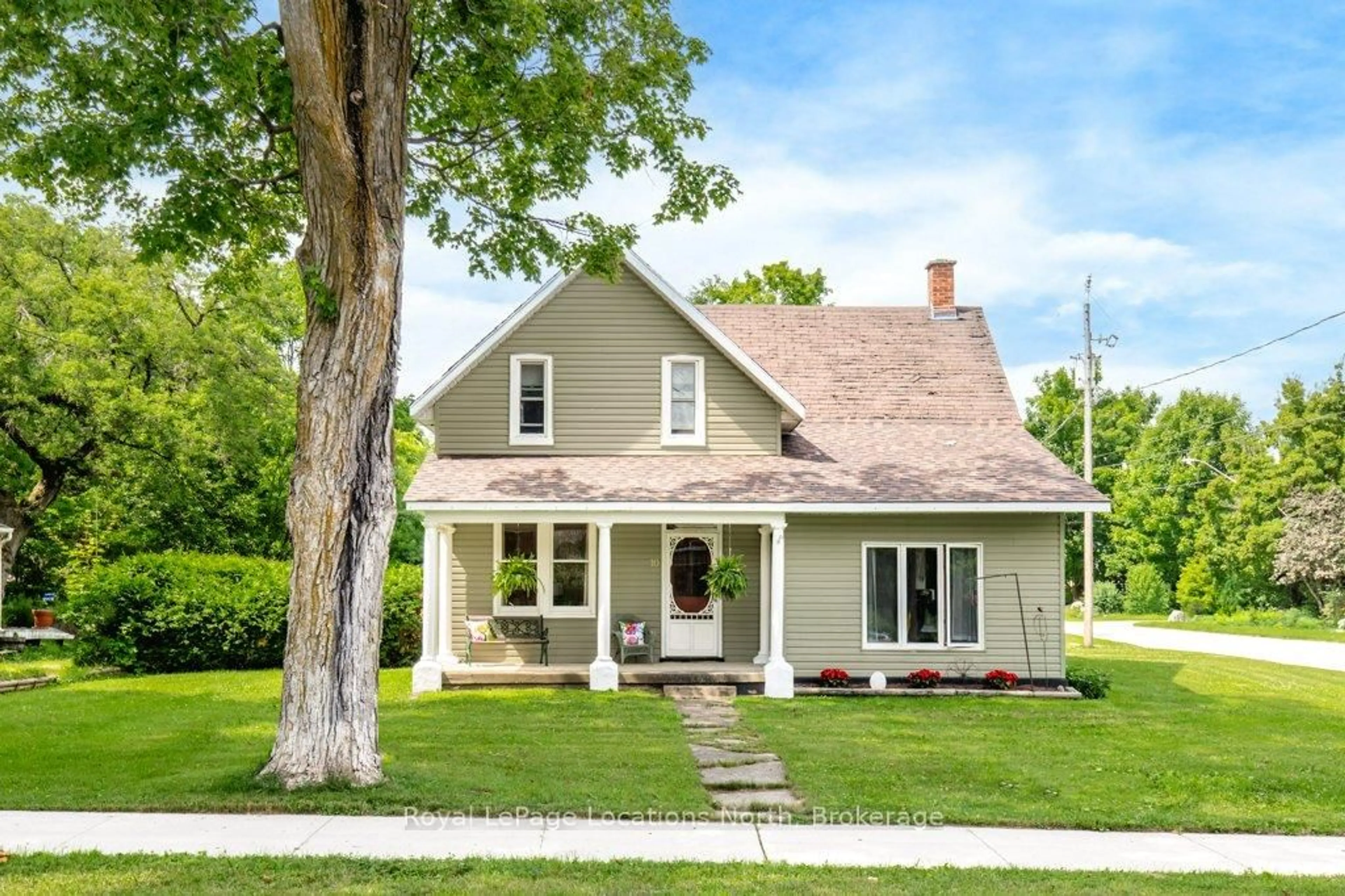 Home with vinyl exterior material, street for 10 Wellington St, Clearview Ontario L0M 1G0