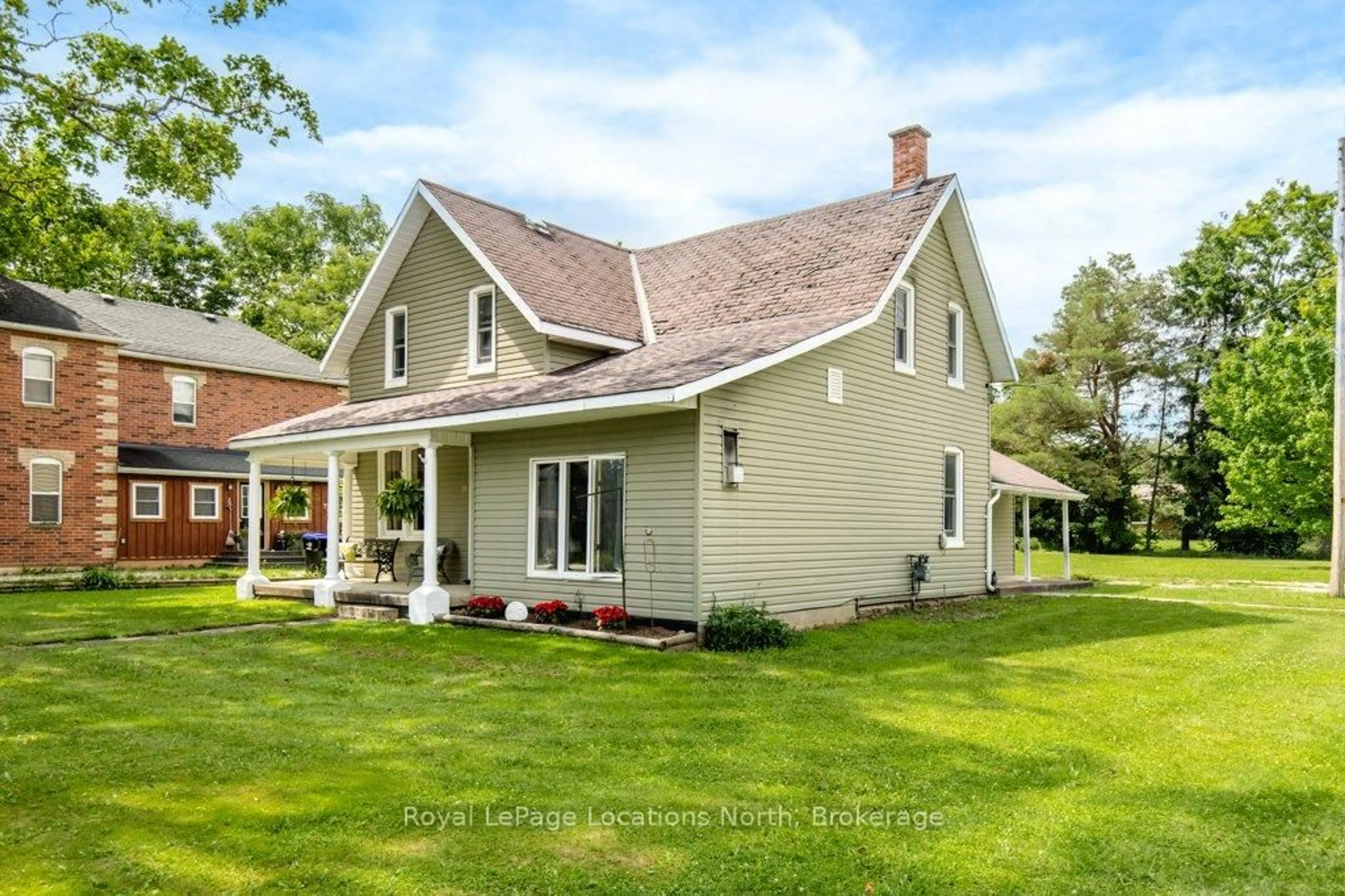 Home with vinyl exterior material, unknown for 10 Wellington St, Clearview Ontario L0M 1G0