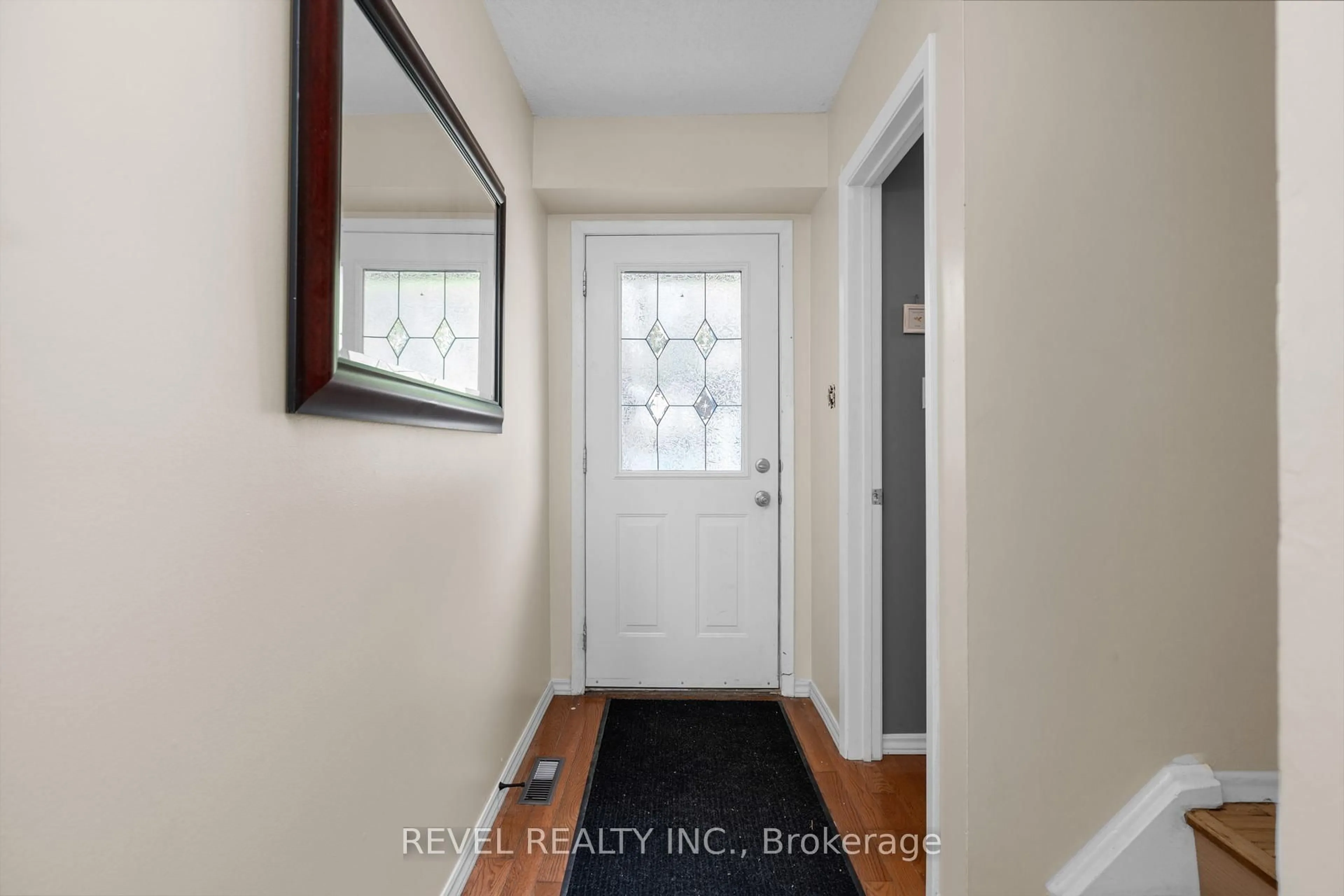 Indoor entryway for 28 Donald St #68, Barrie Ontario L4N 4S6