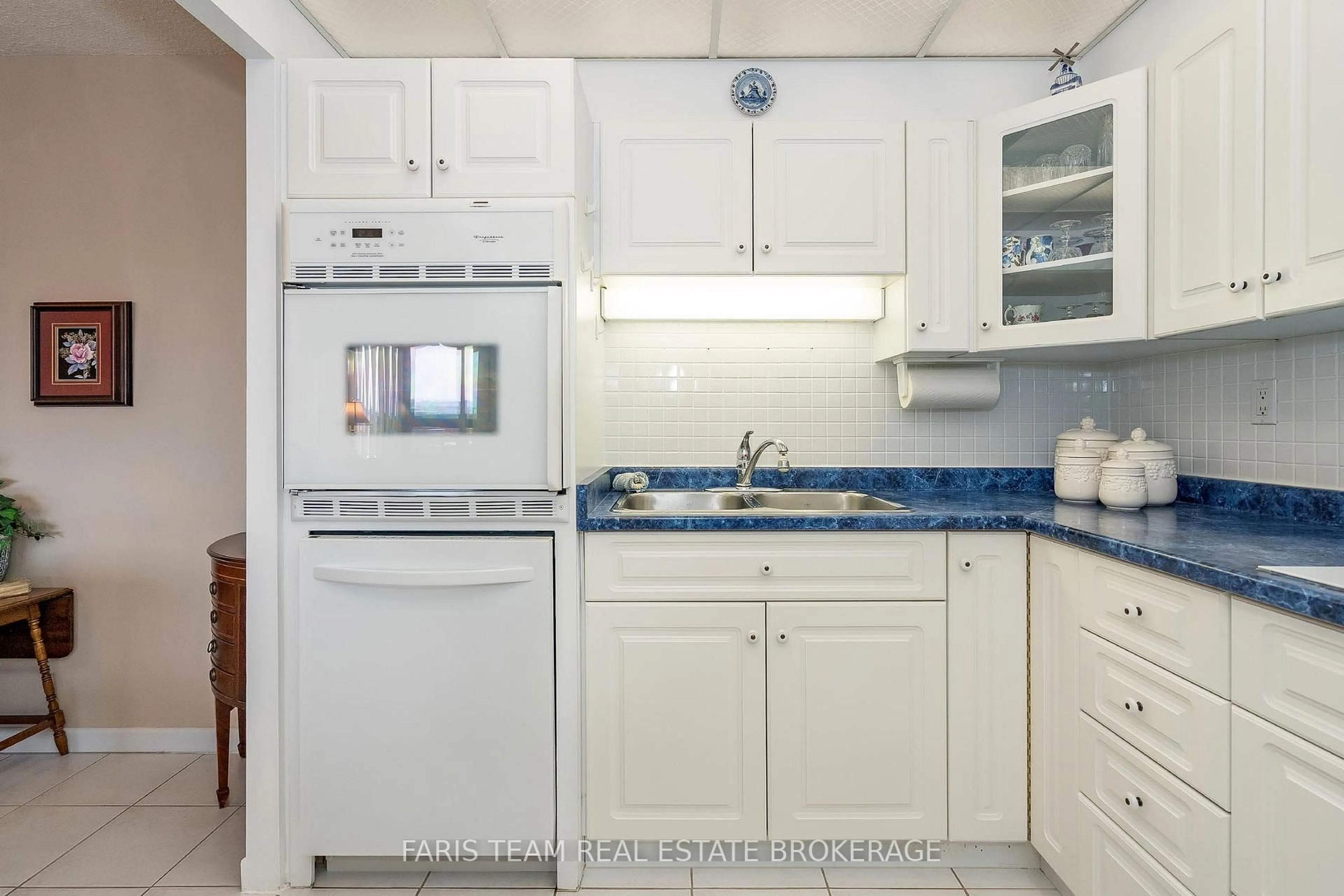 Standard kitchen, ceramic/tile floor for 181 Collier St #703, Barrie Ontario L4M 1H7