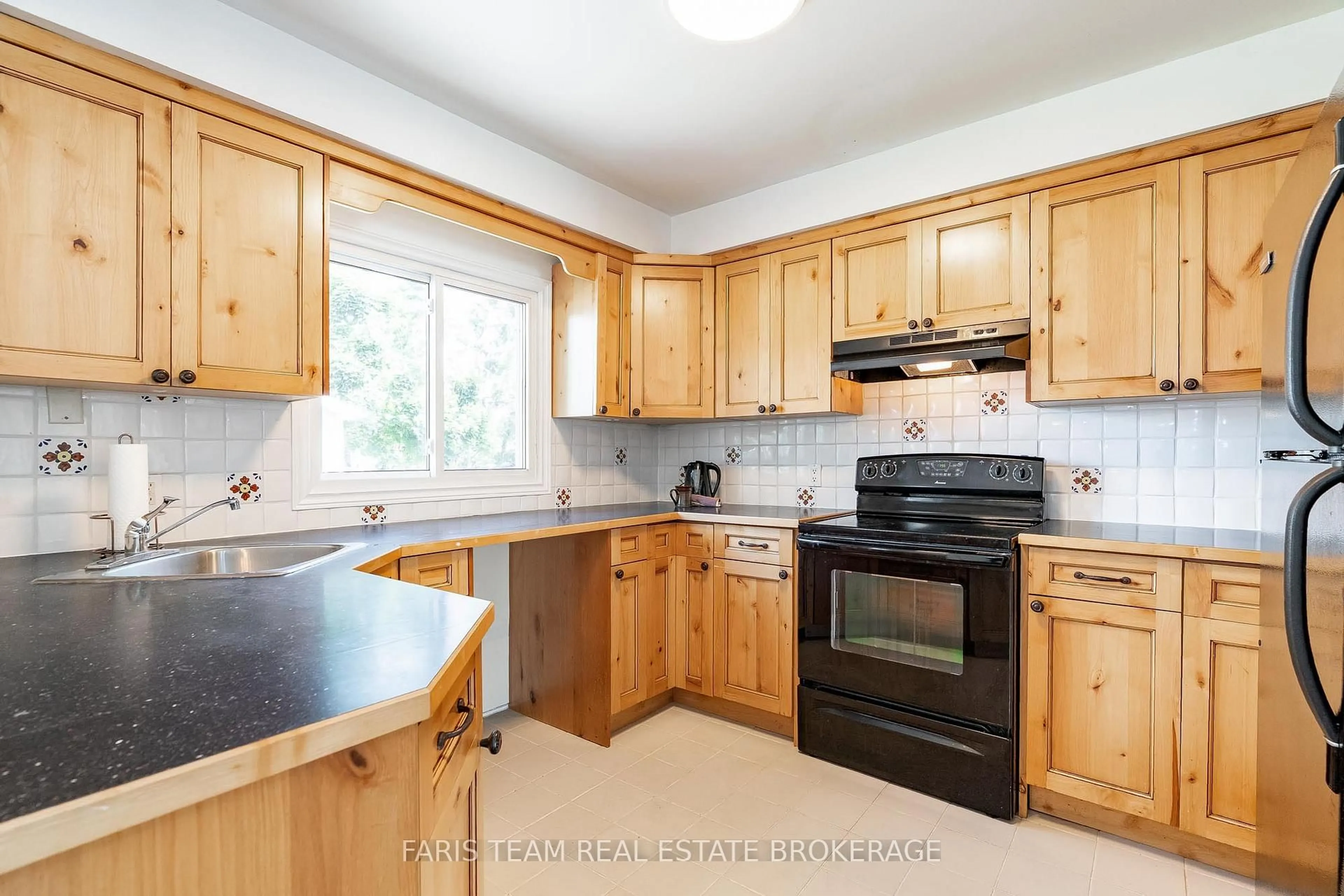 Standard kitchen, unknown for 32 Janice Dr, Barrie Ontario L4N 5N4
