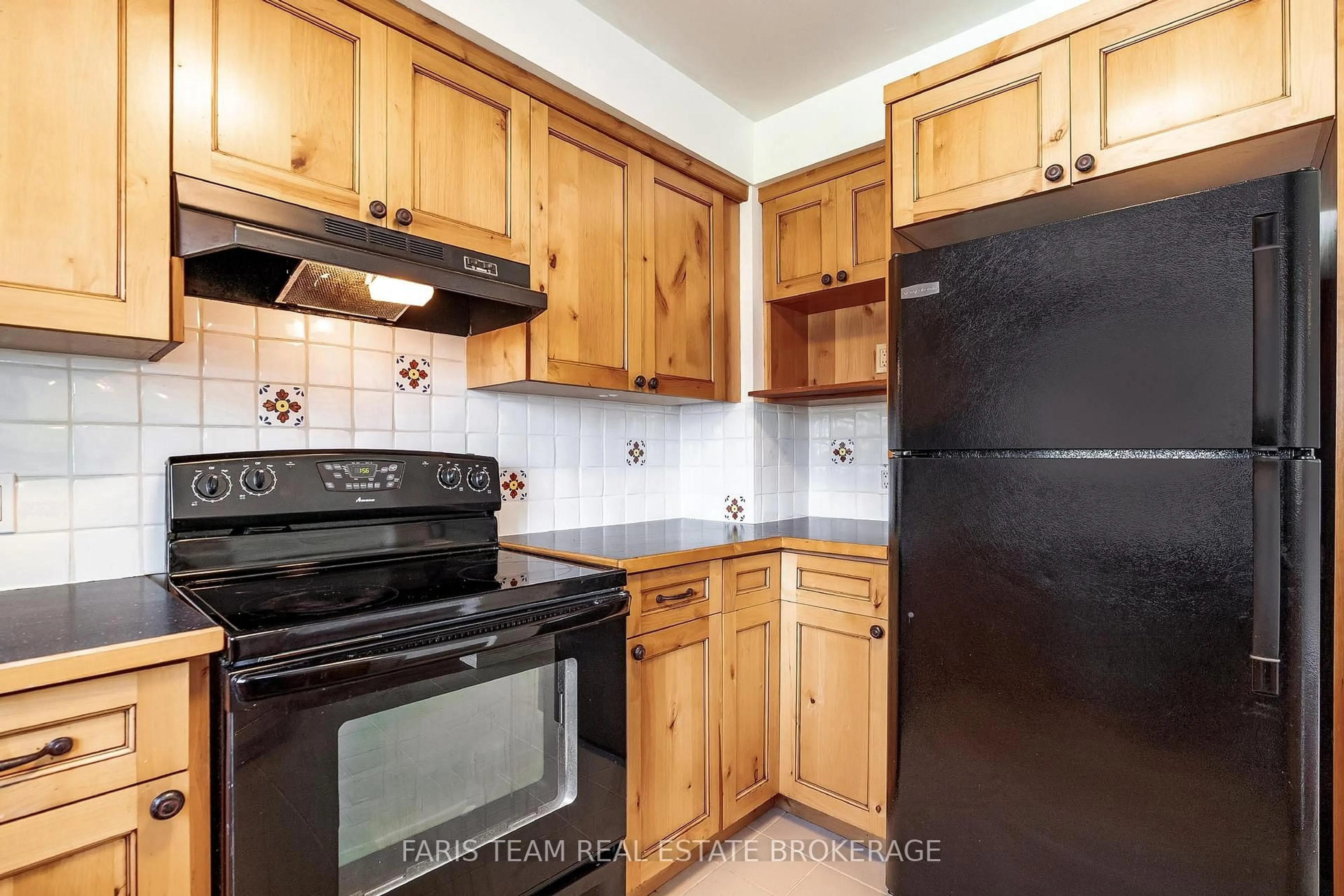 Standard kitchen, unknown for 32 Janice Dr, Barrie Ontario L4N 5N4