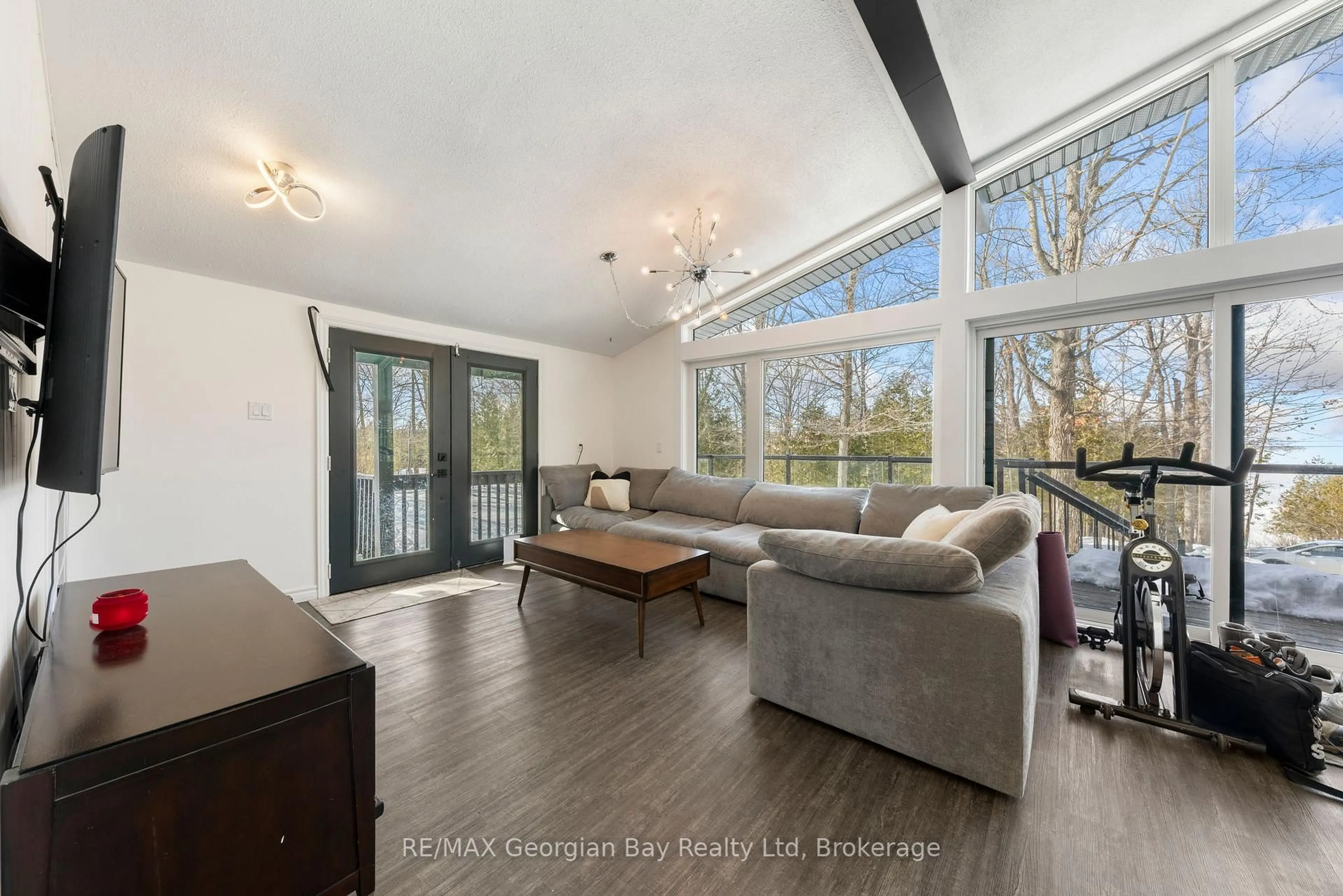 Living room with furniture, wood/laminate floor for 1745 Twin Oaks Cres, Severn Ontario L0K 1E0