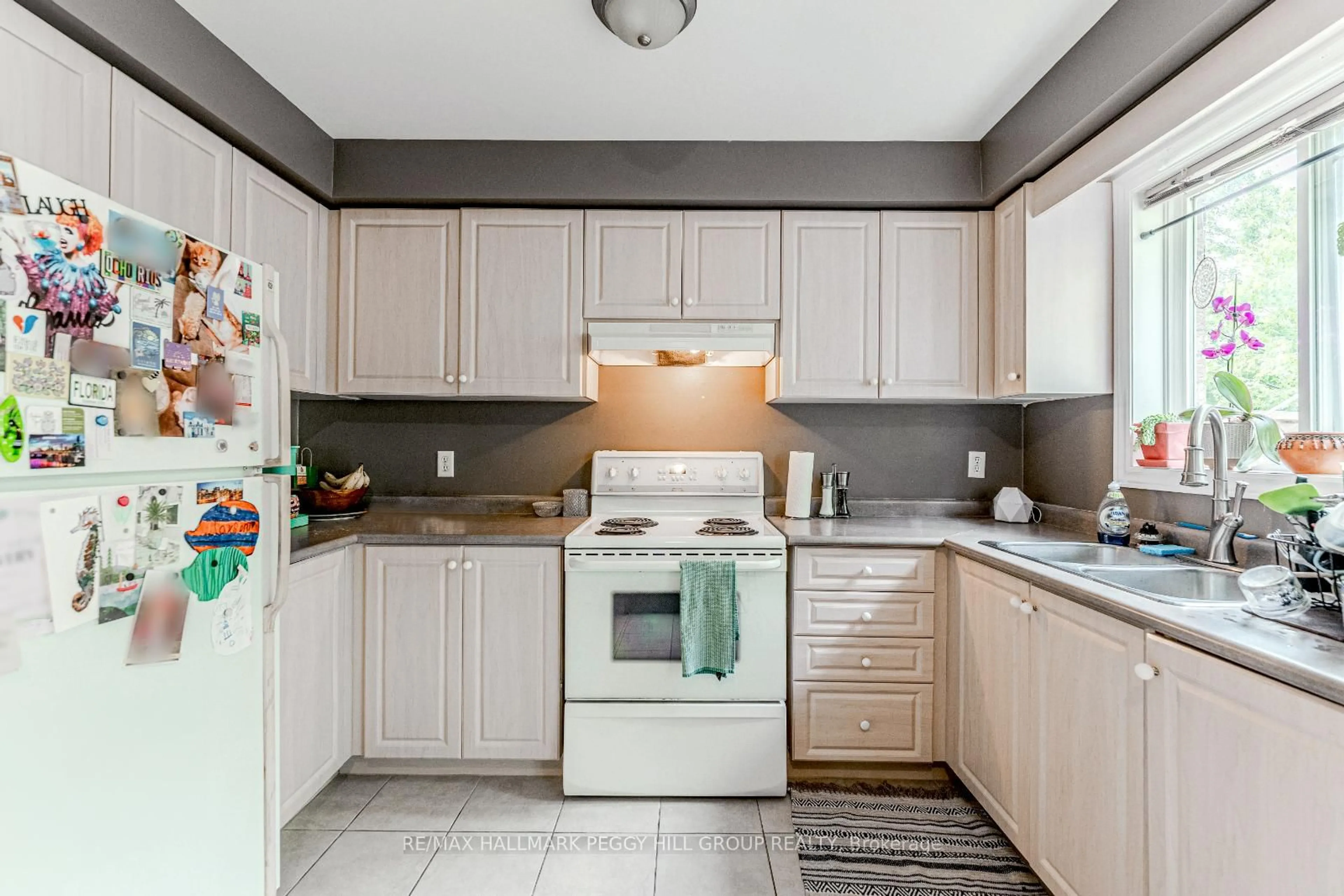 Standard kitchen, ceramic/tile floor for 76 Holly Meadow Rd, Barrie Ontario L4N 0A2
