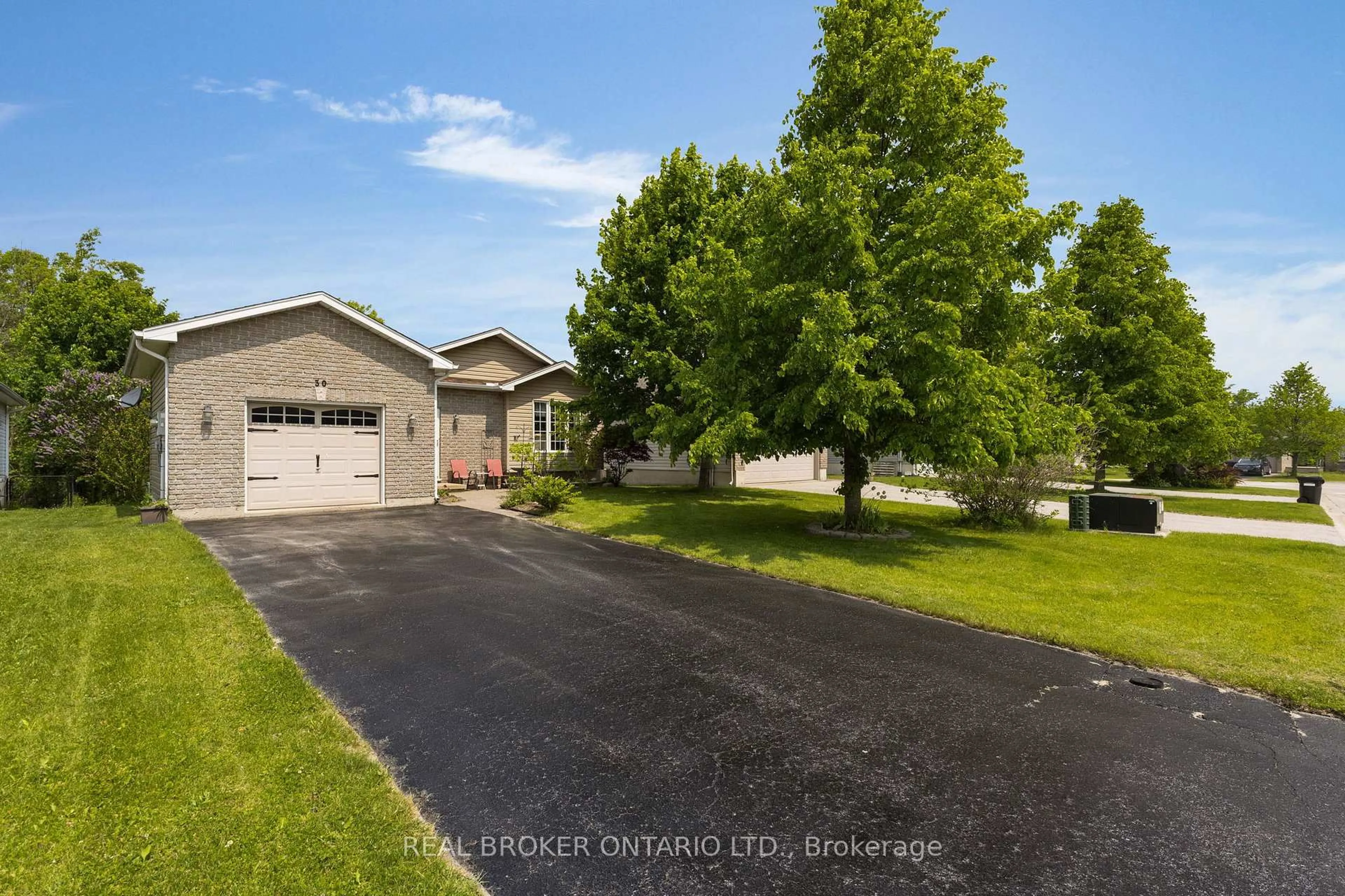A pic from outside/outdoor area/front of a property/back of a property/a pic from drone, street for 30 Georgias Walk, Tay Ontario L0K 2A0