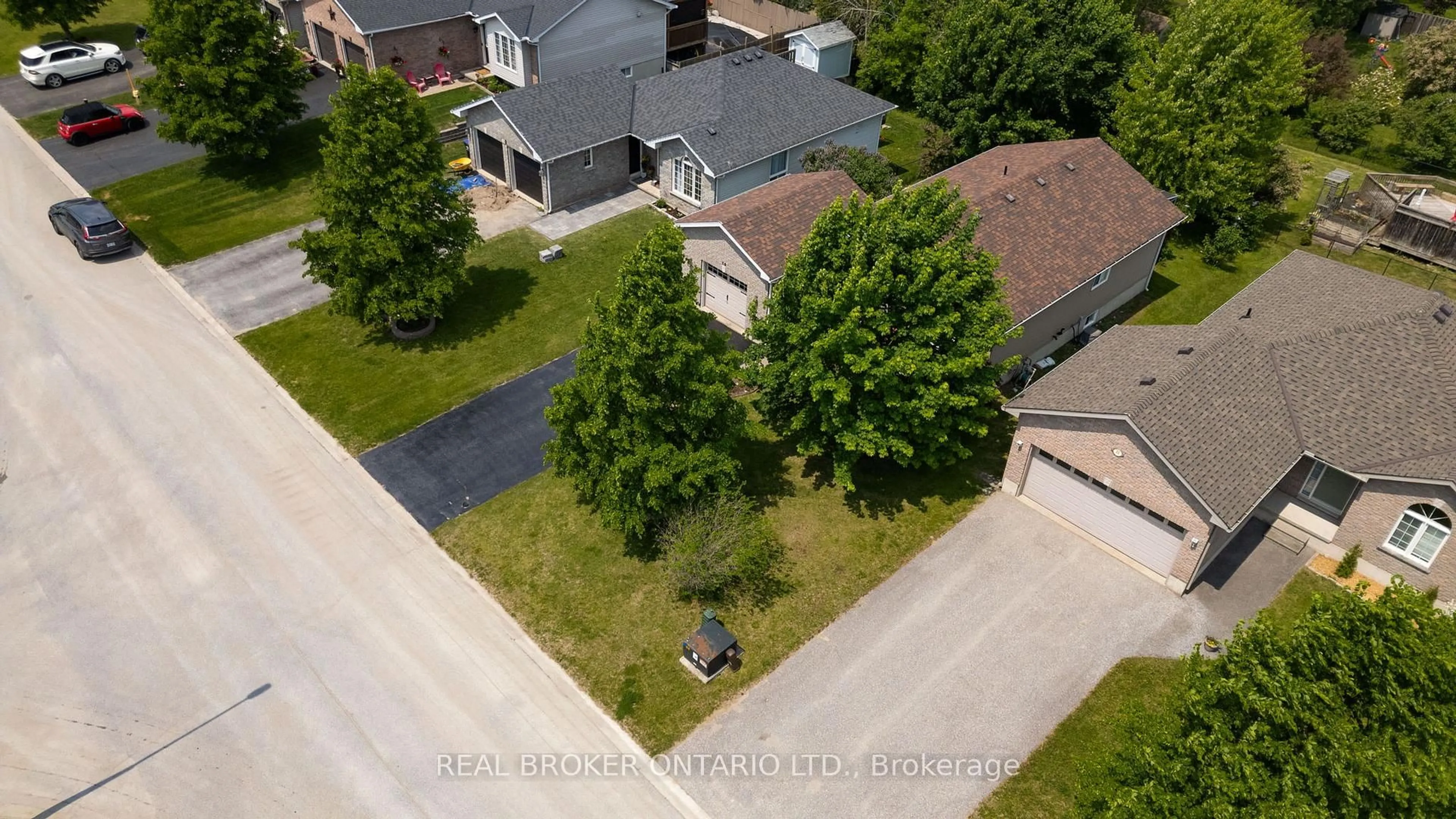 A pic from outside/outdoor area/front of a property/back of a property/a pic from drone, street for 30 Georgias Walk, Tay Ontario L0K 2A0