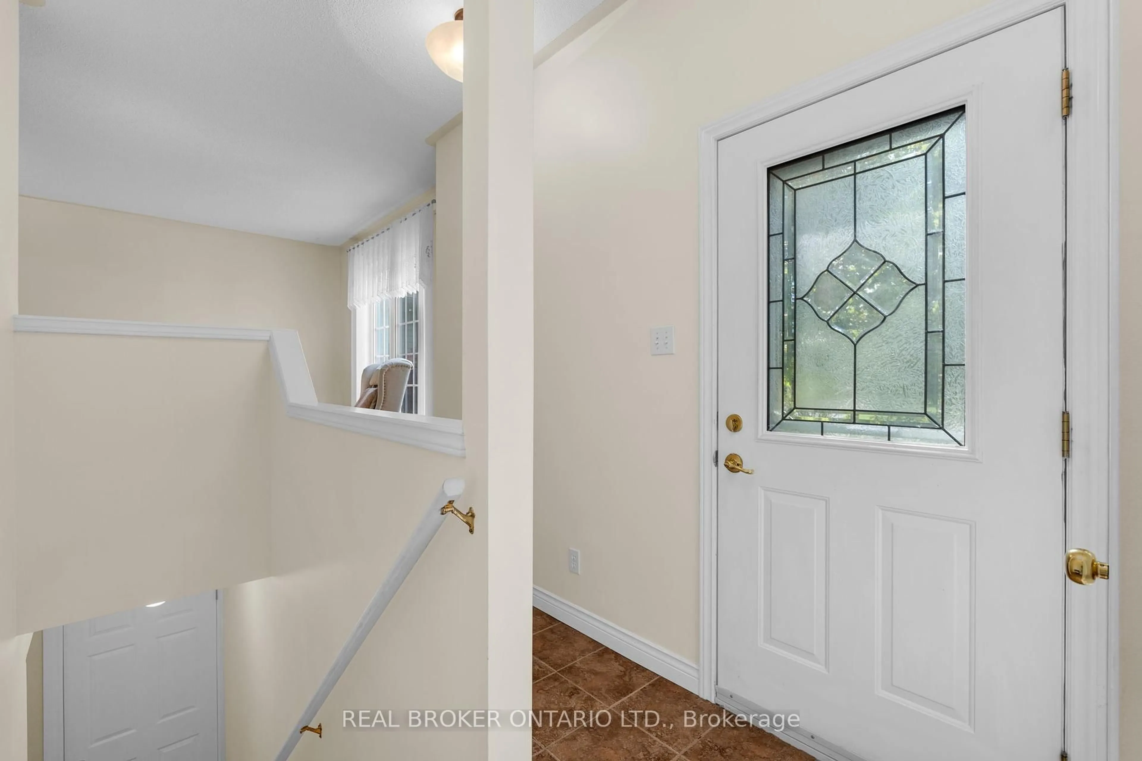 Indoor entryway for 30 Georgias Walk, Tay Ontario L0K 2A0