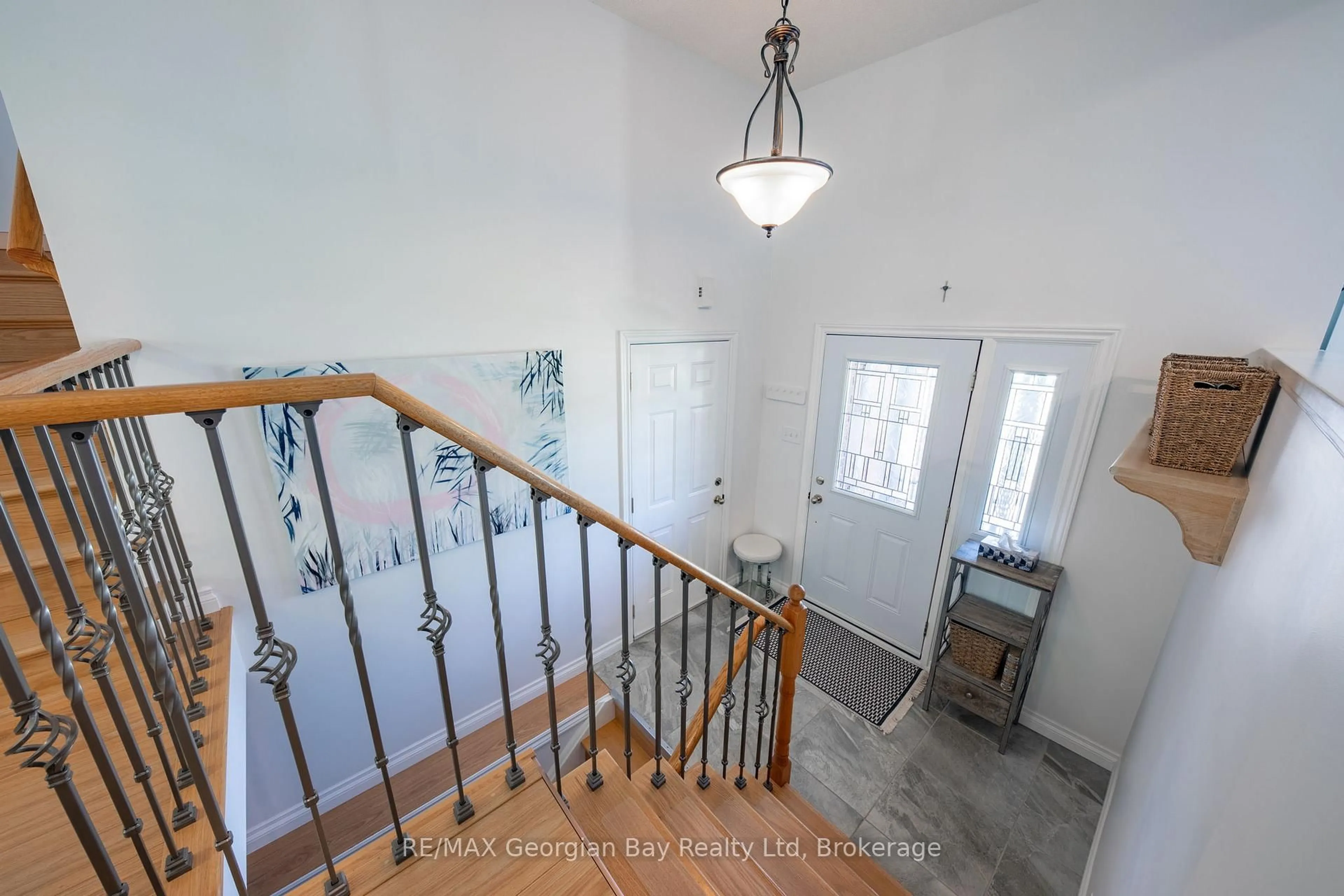 Indoor foyer for 160 GRIFFIN St, Midland Ontario L4R 5A7