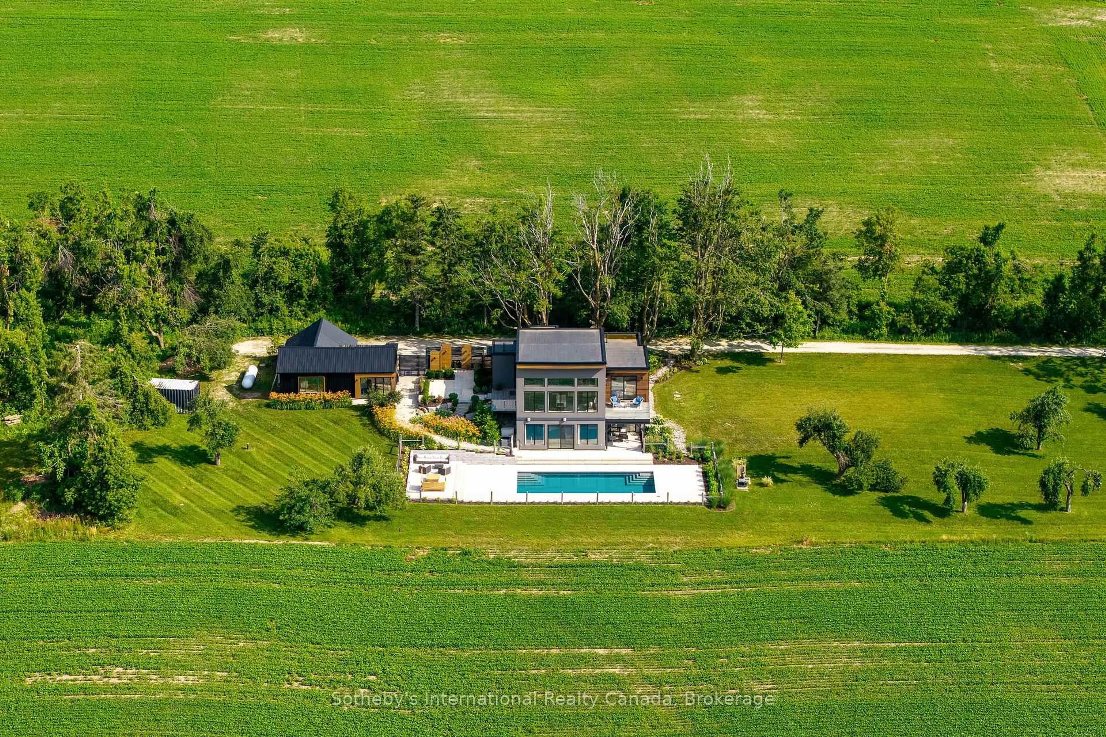 A pic from outside/outdoor area/front of a property/back of a property/a pic from drone, unknown for 2566 5 Concession, Clearview Ontario L0M 1G0