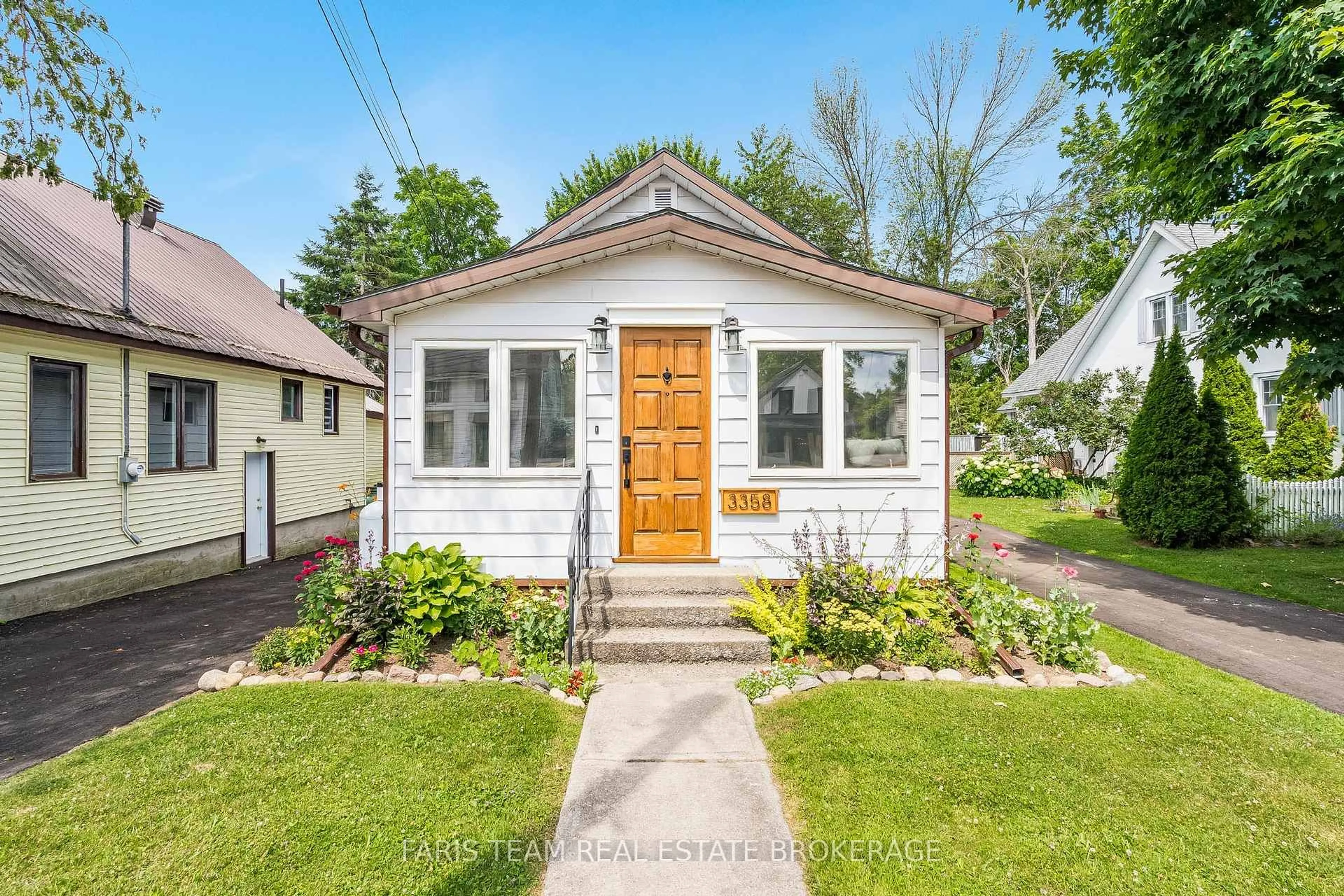Home with vinyl exterior material, street for 3358 Muskoka St, Severn Ontario L0K 2B0