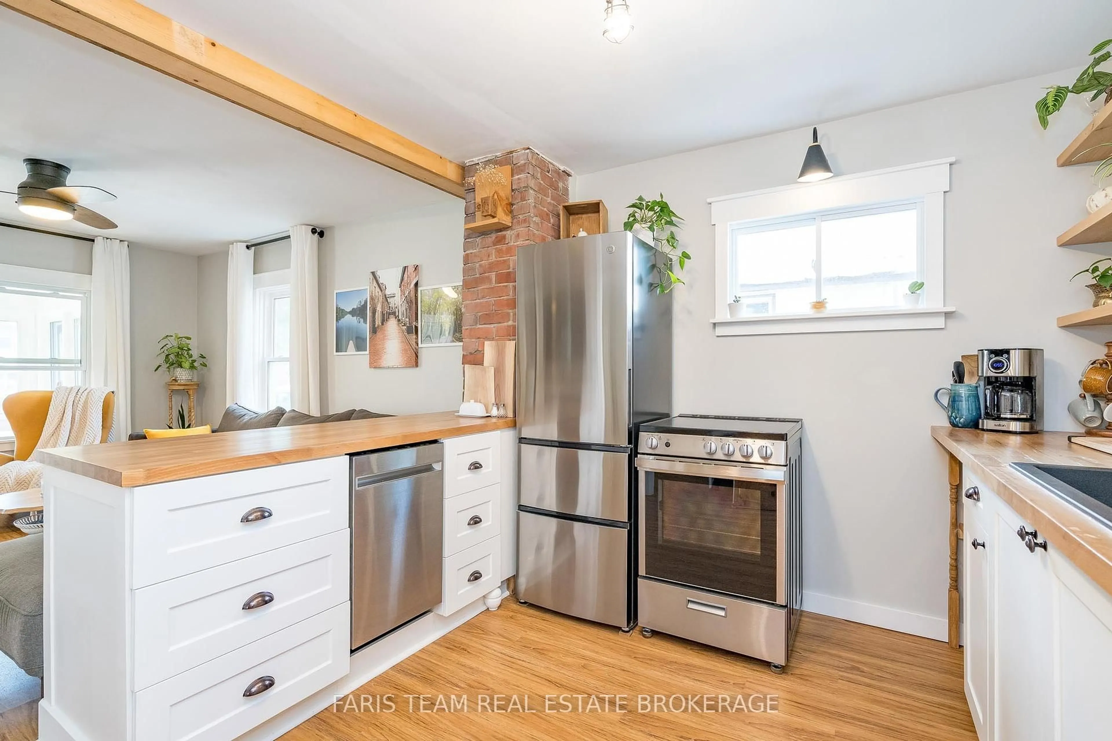 Open concept kitchen, wood/laminate floor for 3358 Muskoka St, Severn Ontario L0K 2B0