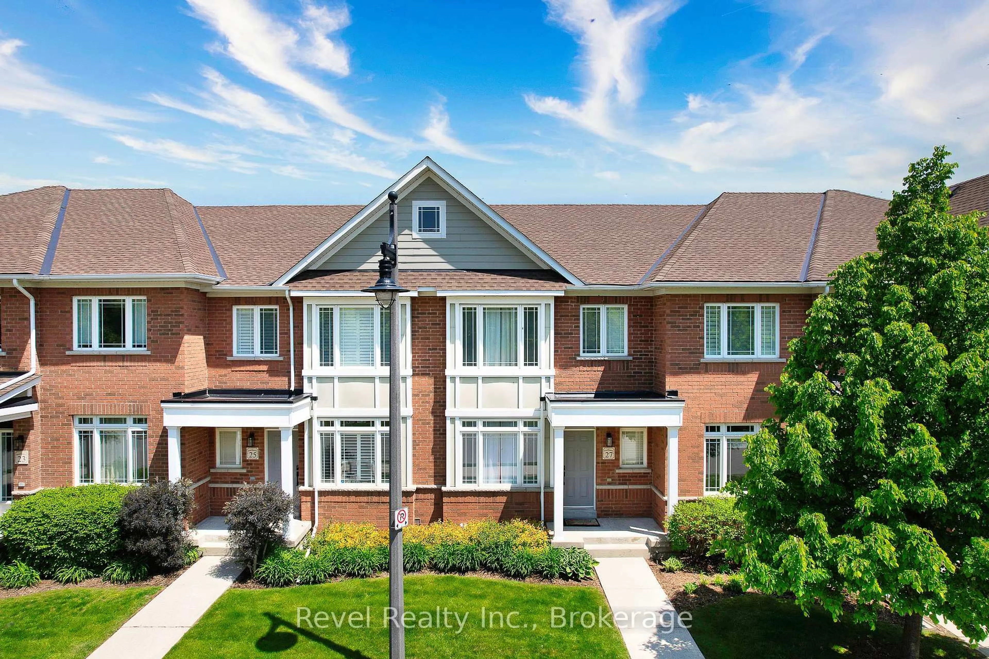 A pic from outside/outdoor area/front of a property/back of a property/a pic from drone, unknown for 25 North Maple St, Collingwood Ontario L9Y 0J3
