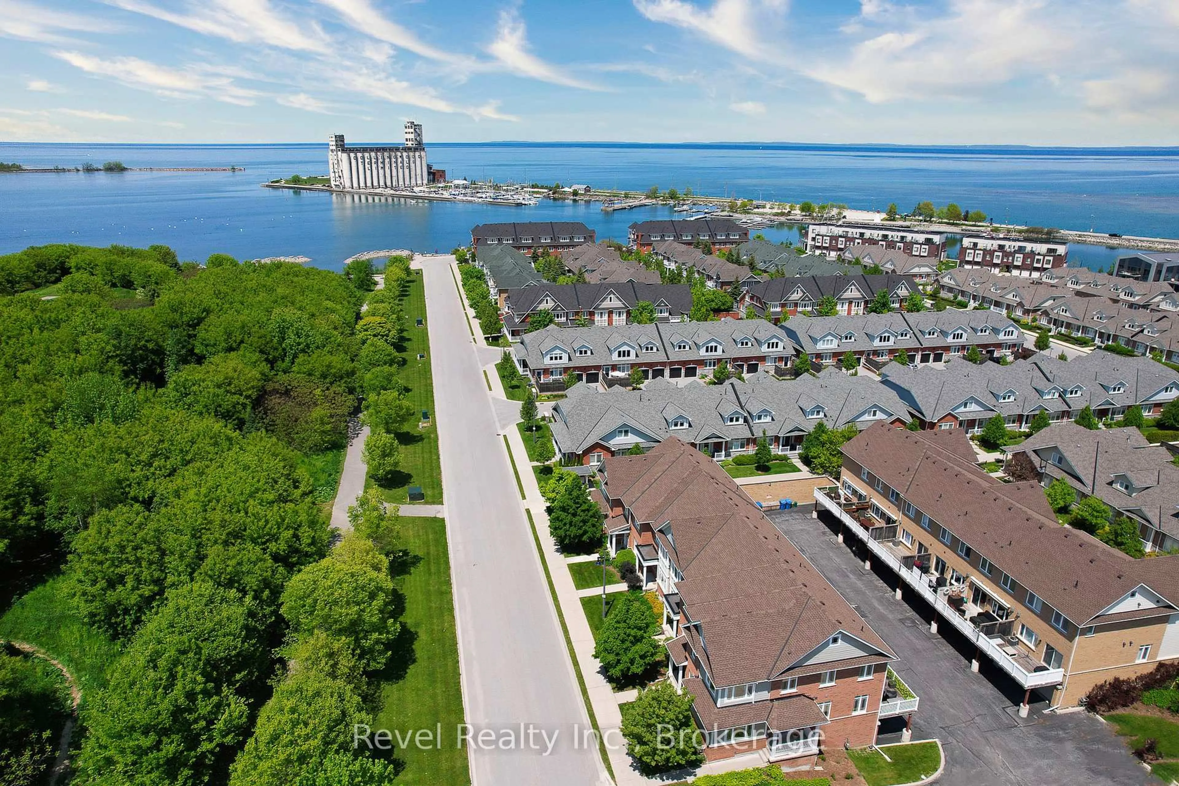 A pic from outside/outdoor area/front of a property/back of a property/a pic from drone, water/lake/river/ocean view for 25 North Maple St, Collingwood Ontario L9Y 0J3