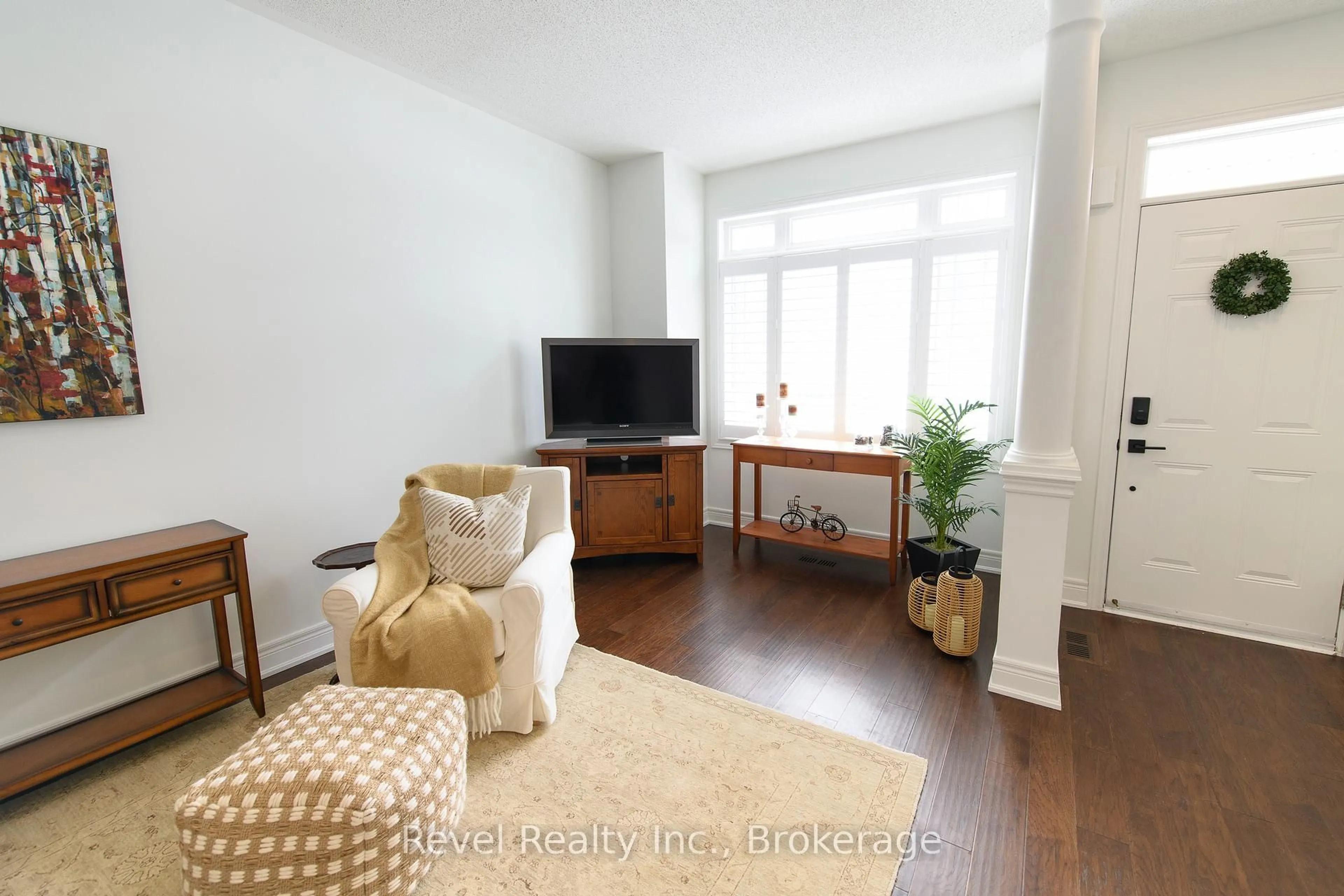 Living room with furniture, wood/laminate floor for 25 North Maple St, Collingwood Ontario L9Y 0J3