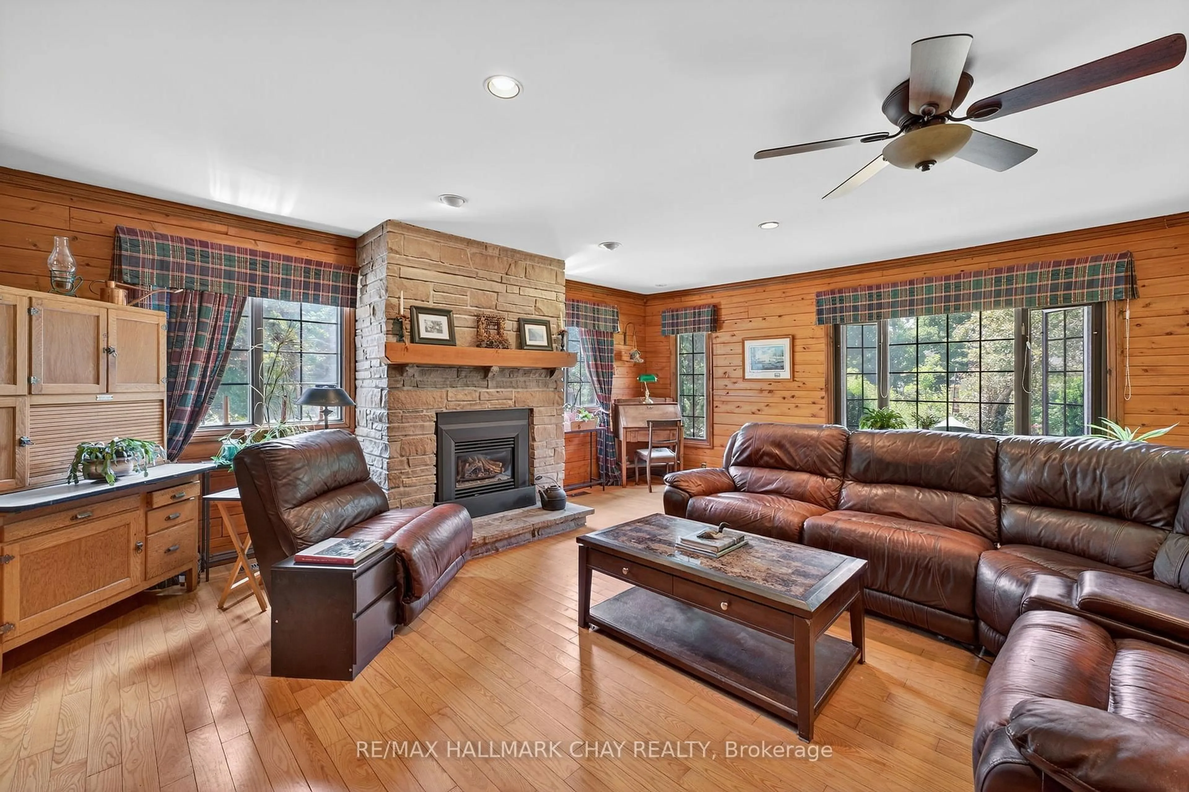 Living room with furniture, unknown for 16 Valleyview Dr, Oro-Medonte Ontario L0K 1N0