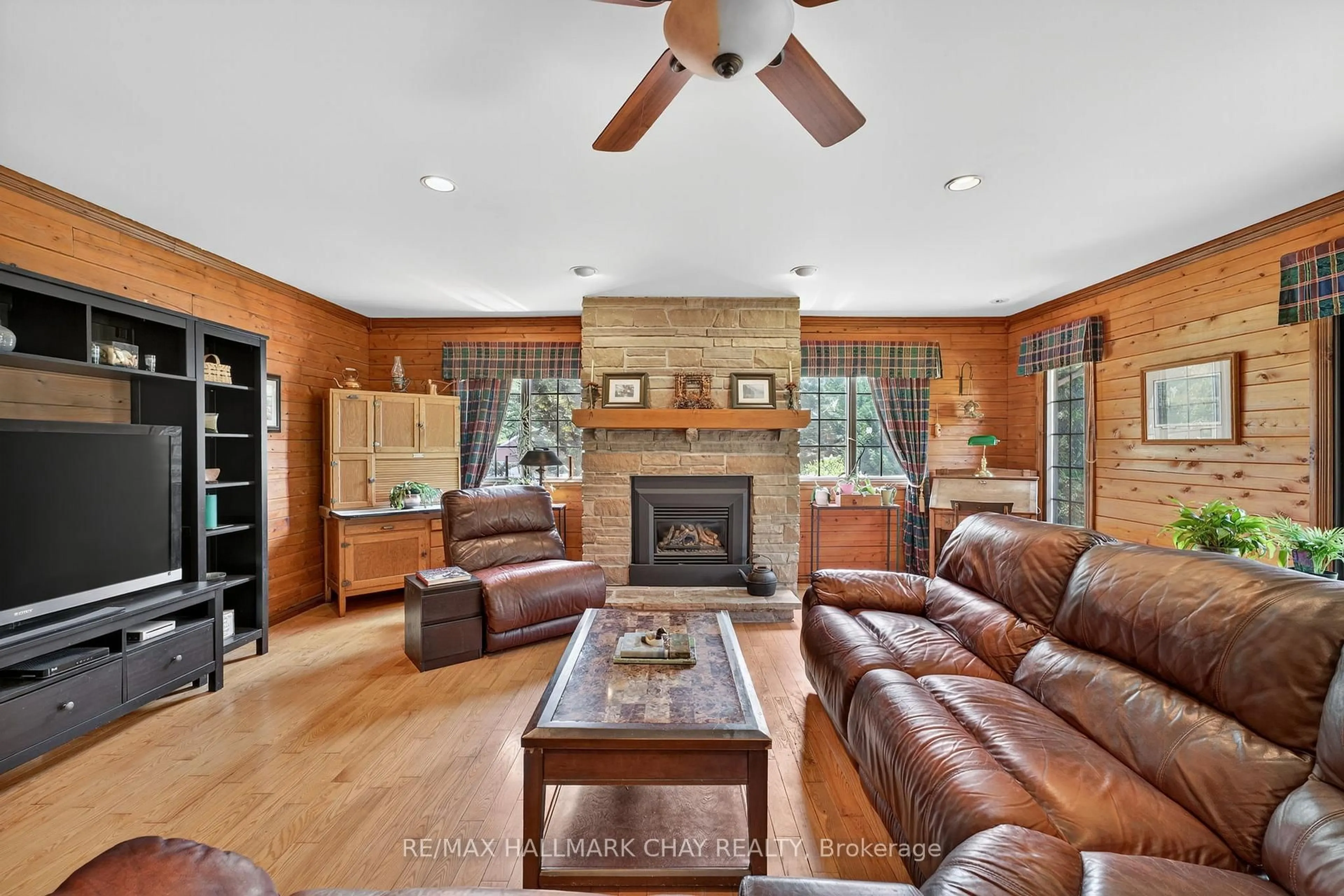 Living room with furniture, ceramic/tile floor for 16 Valleyview Dr, Oro-Medonte Ontario L0K 1N0