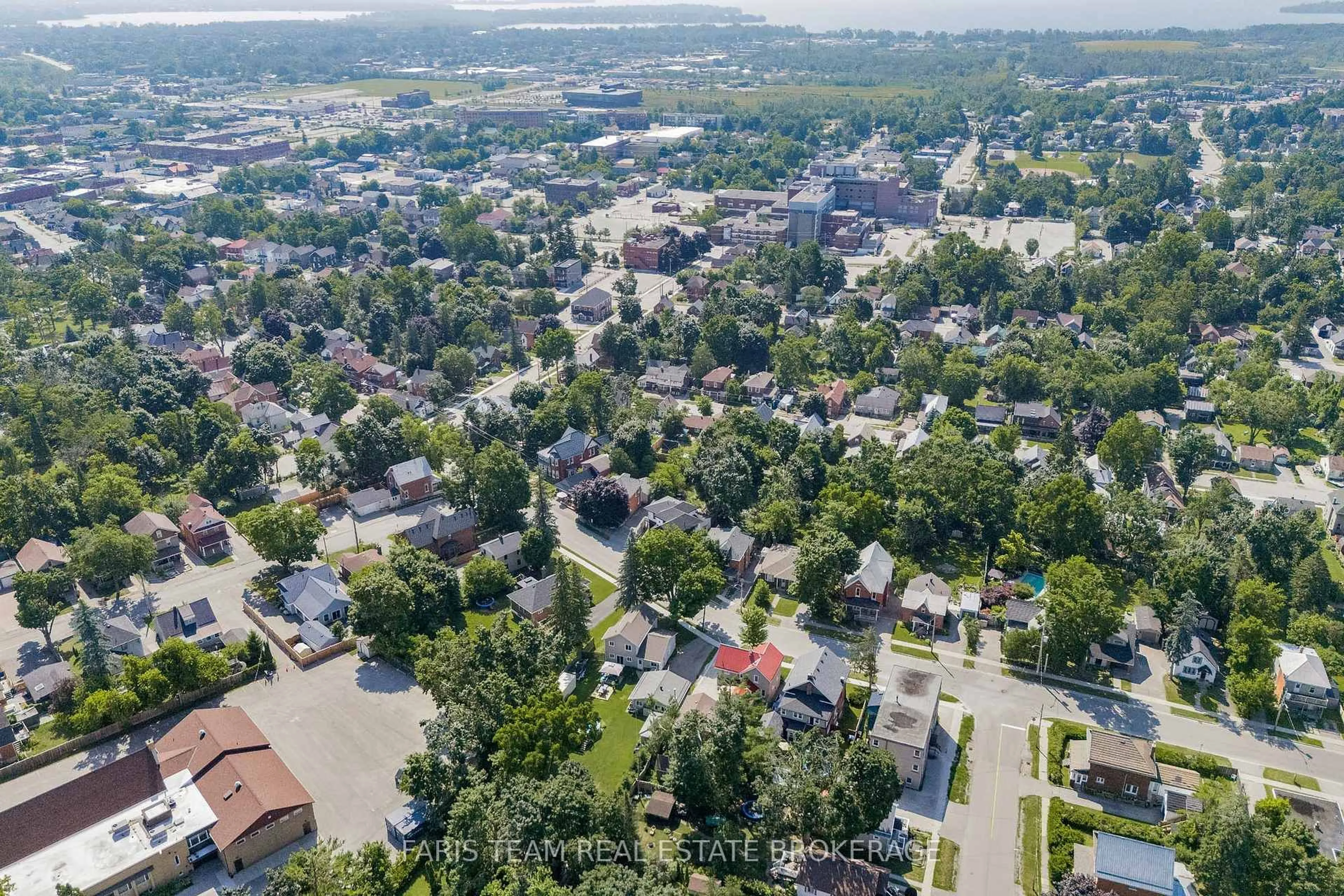 A pic from outside/outdoor area/front of a property/back of a property/a pic from drone, street for 195 Nottawasaga St, Orillia Ontario L3V 3K2