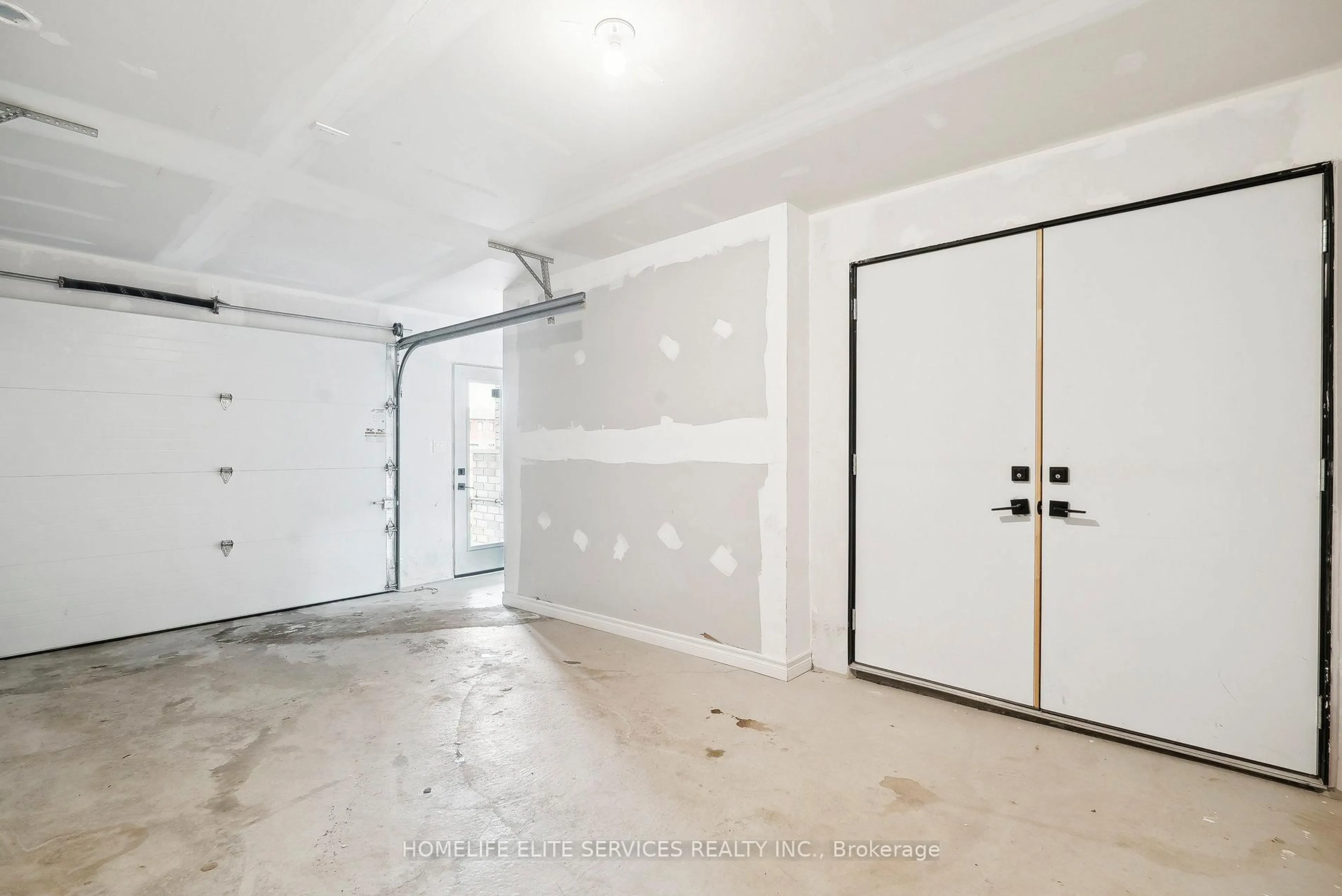 Indoor garage for 57 Fairlane Ave, Barrie Ontario L9J 0N1