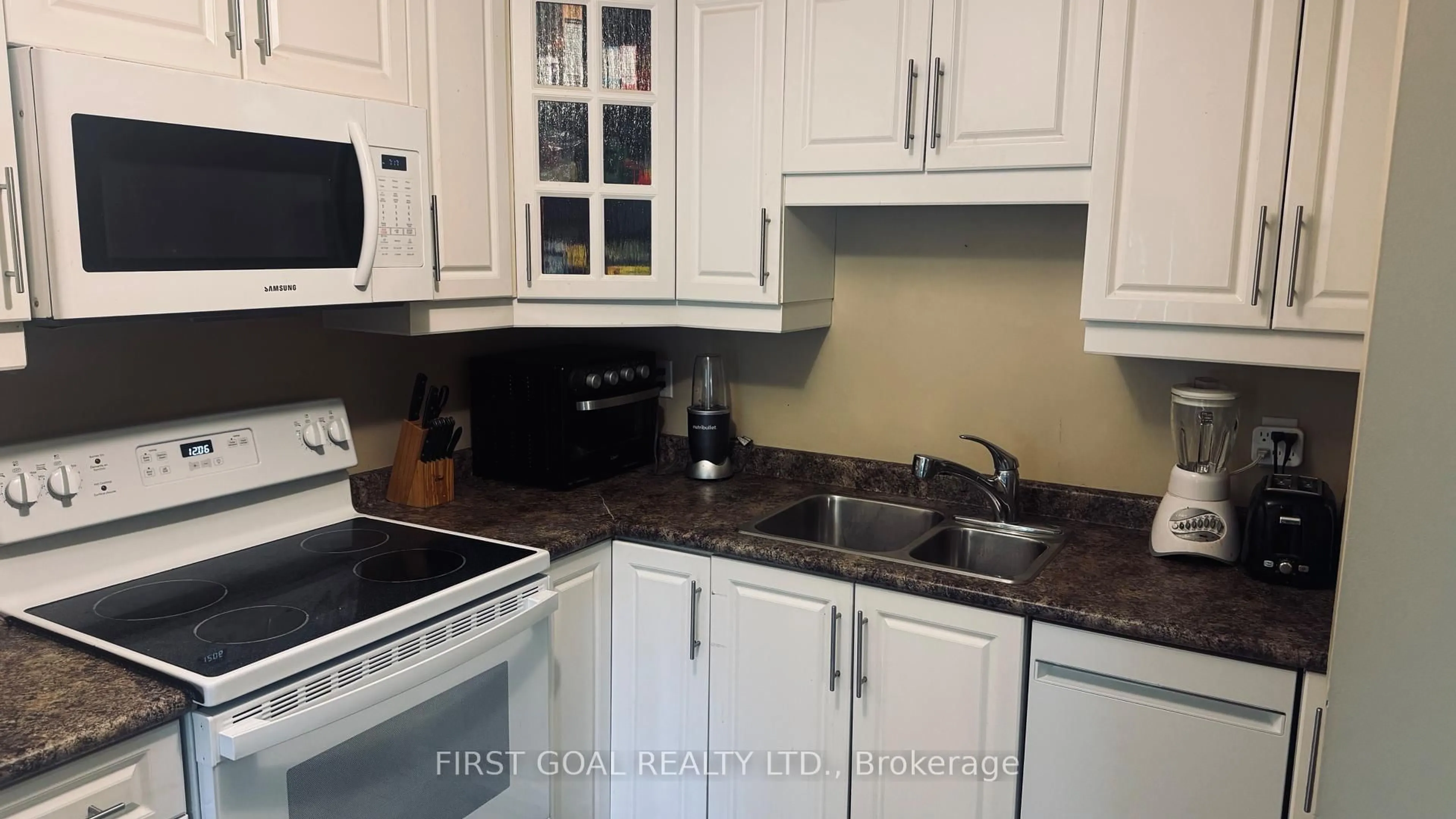Standard kitchen, unknown for 52 Adelaide St #37, Barrie Ontario L4N 3T5
