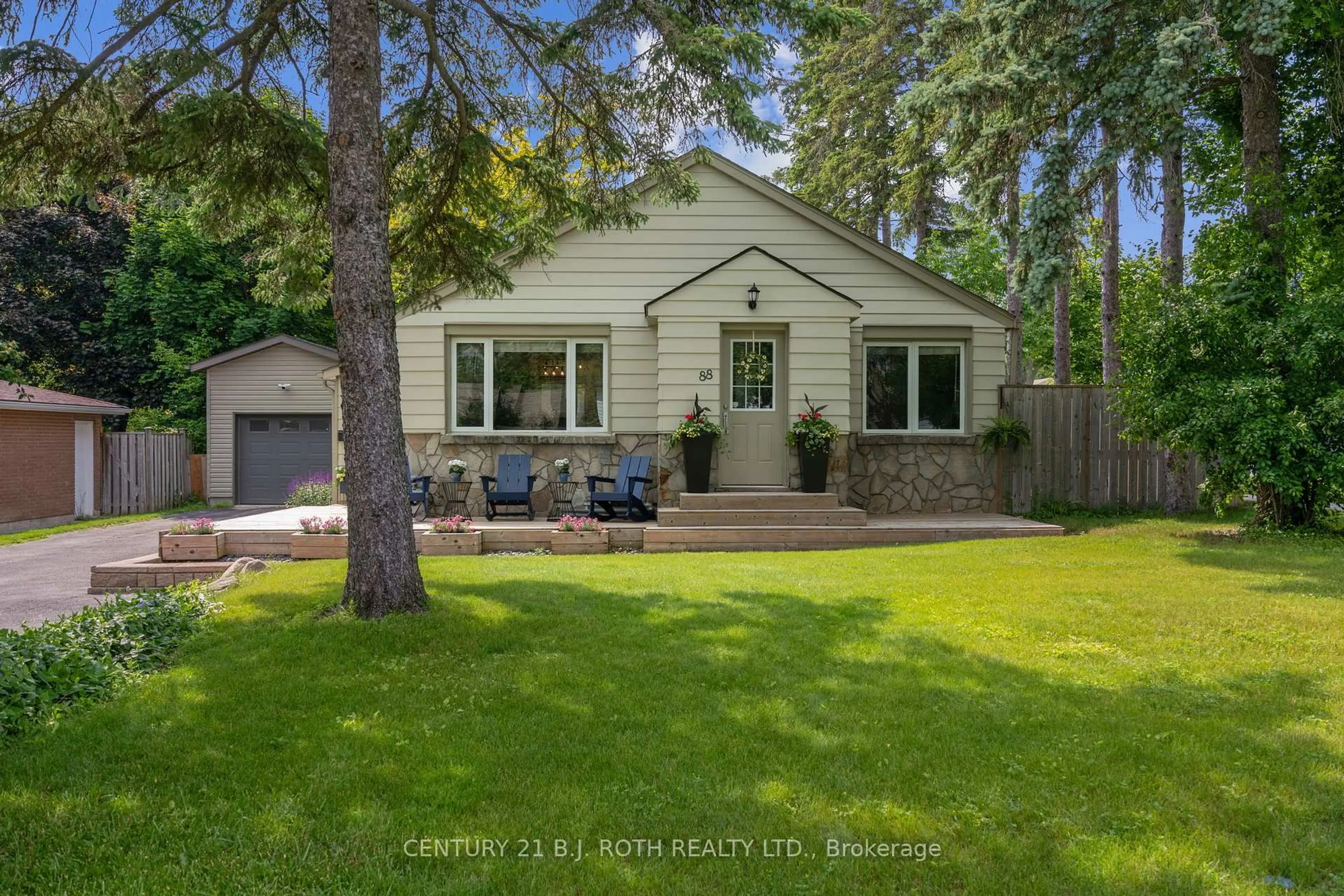 A pic from outside/outdoor area/front of a property/back of a property/a pic from drone, street for 88 Puget St, Barrie Ontario L4M 4N4