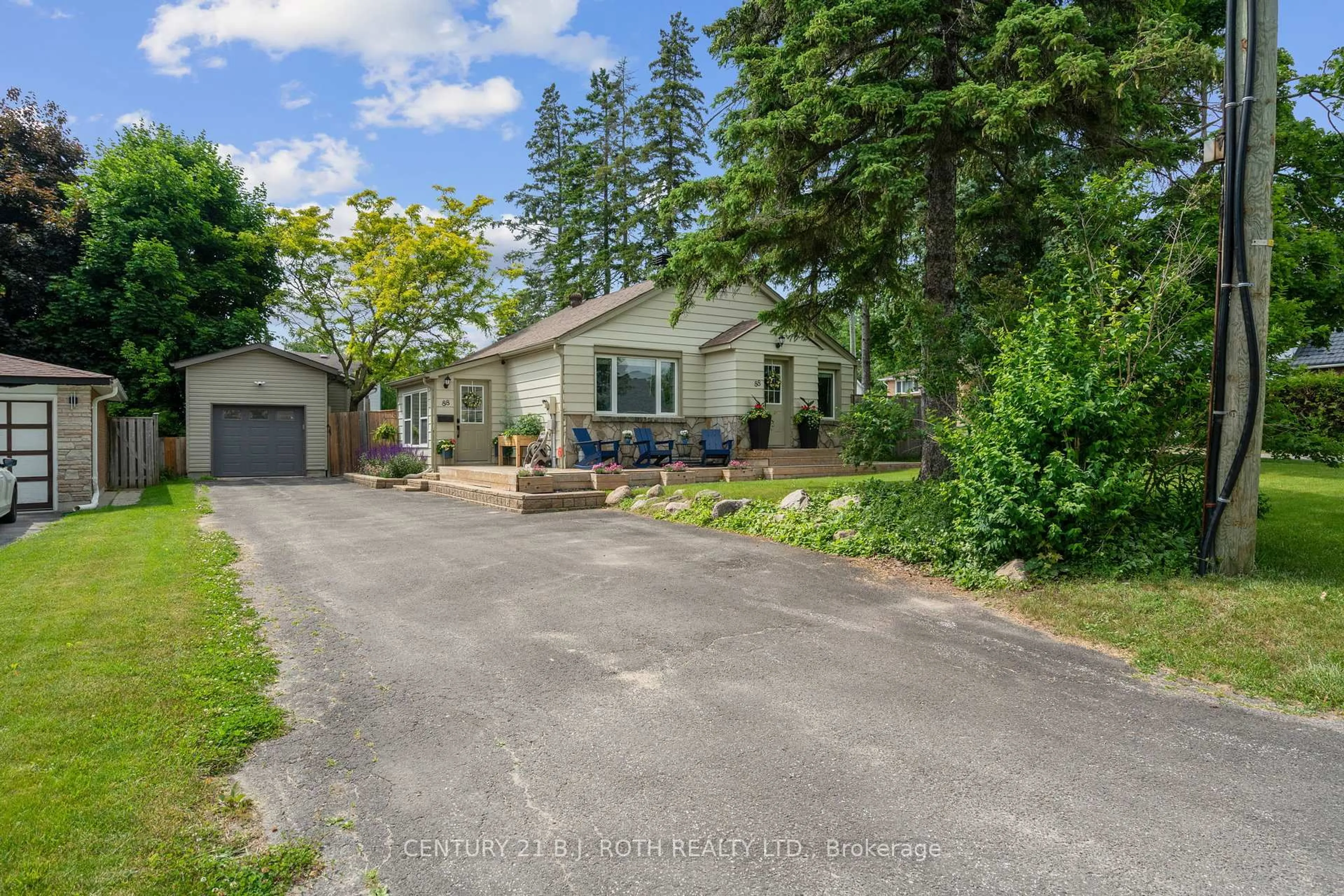 A pic from outside/outdoor area/front of a property/back of a property/a pic from drone, street for 88 Puget St, Barrie Ontario L4M 4N4