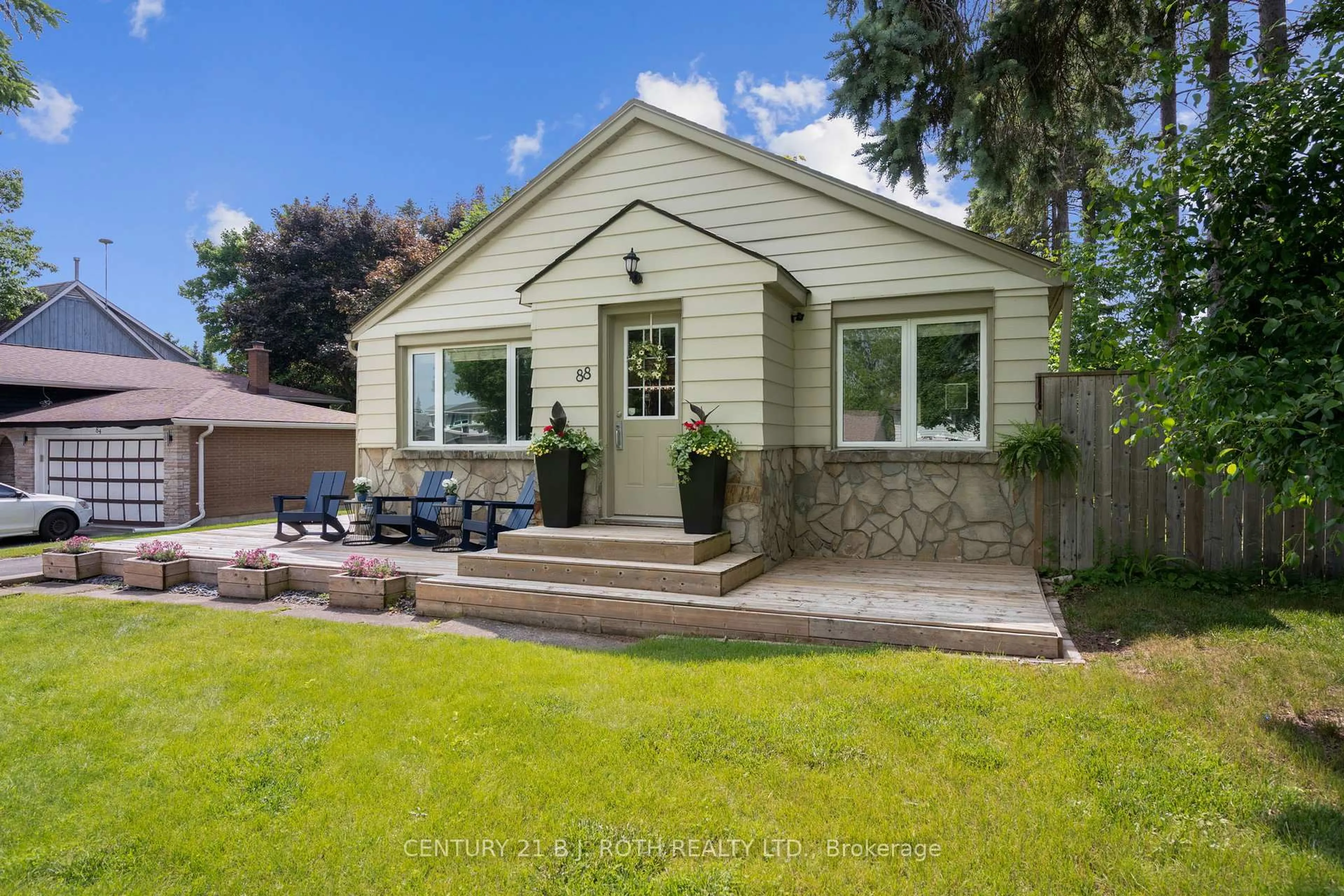 Home with vinyl exterior material, street for 88 Puget St, Barrie Ontario L4M 4N4