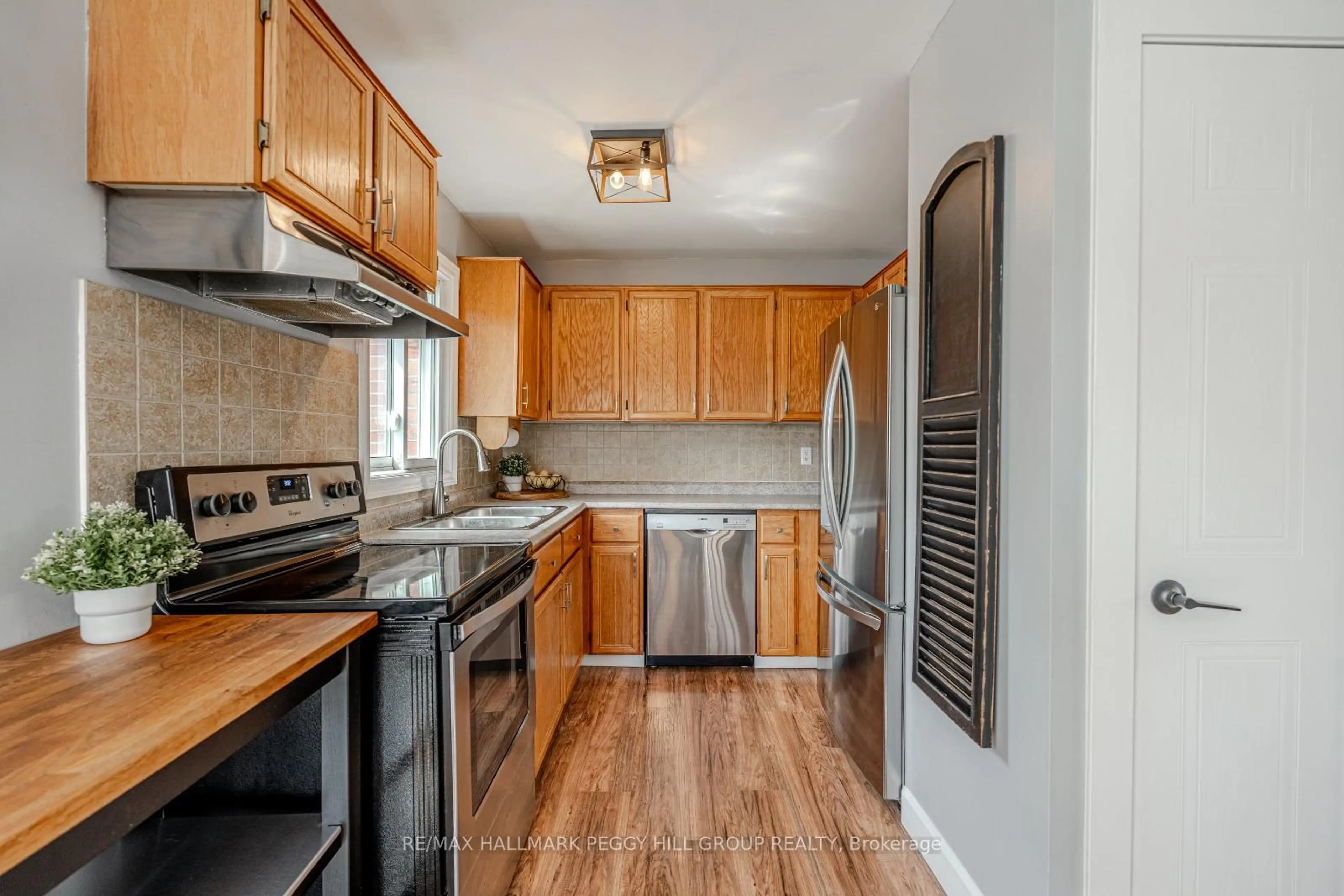 Standard kitchen, wood/laminate floor for 40 Grasett Cres, Barrie Ontario L4N 6Z6