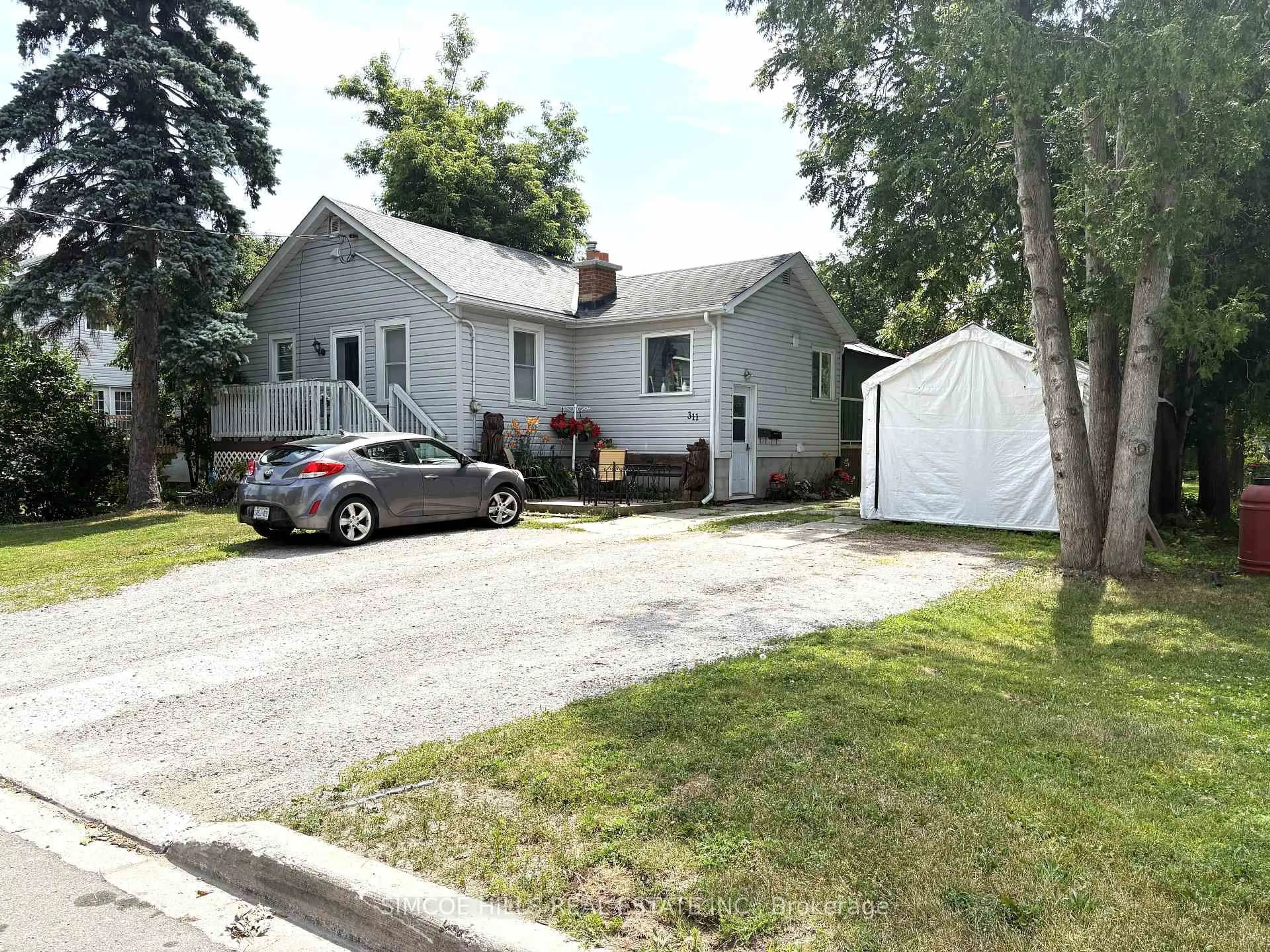 A pic from outside/outdoor area/front of a property/back of a property/a pic from drone, street for 311 John St, Orillia Ontario L3V 3J3