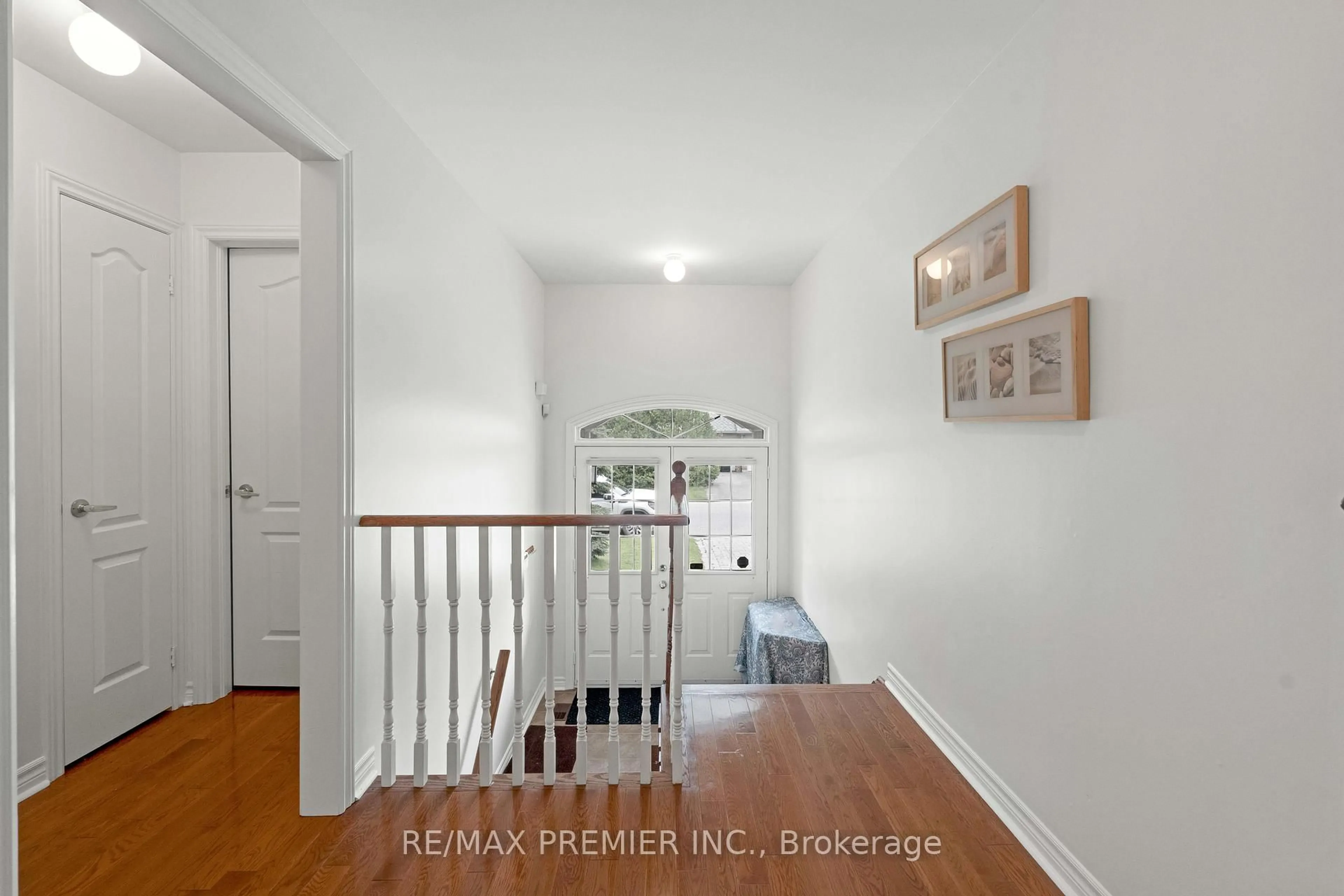 Indoor entryway for 6 Rose Valley Way, Wasaga Beach Ontario L9Z 3C5
