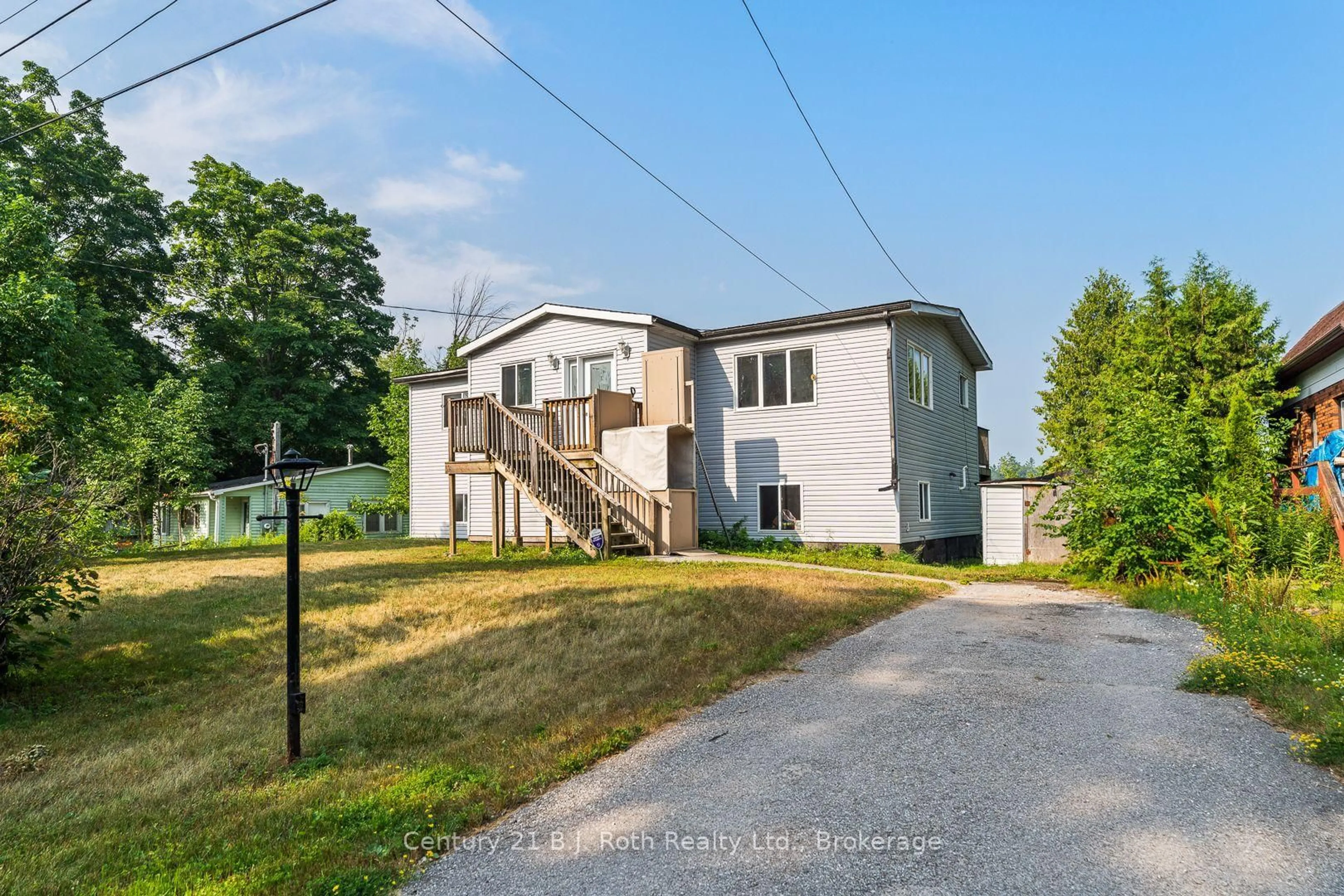 A pic from outside/outdoor area/front of a property/back of a property/a pic from drone, street for 3338 Cox Dr, Severn Ontario L0K 2B0