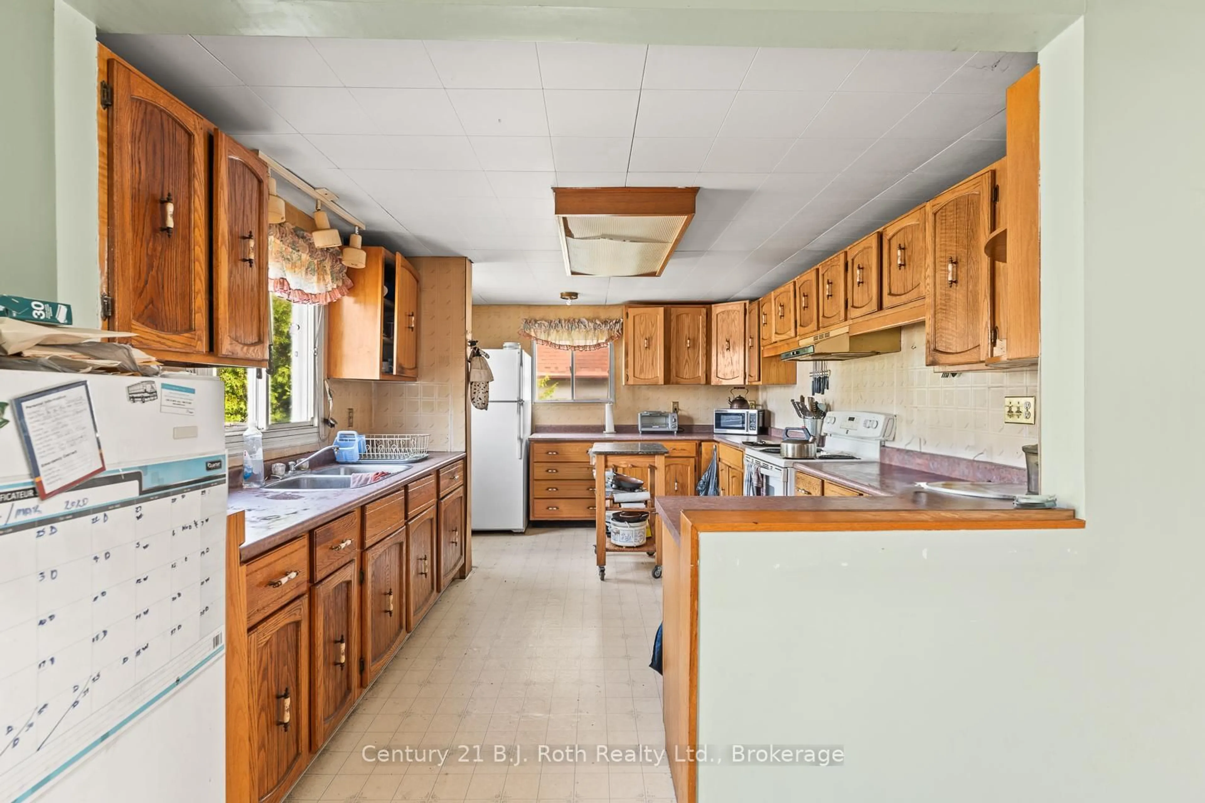 Standard kitchen, ceramic/tile floor for 3338 Cox Dr, Severn Ontario L0K 2B0