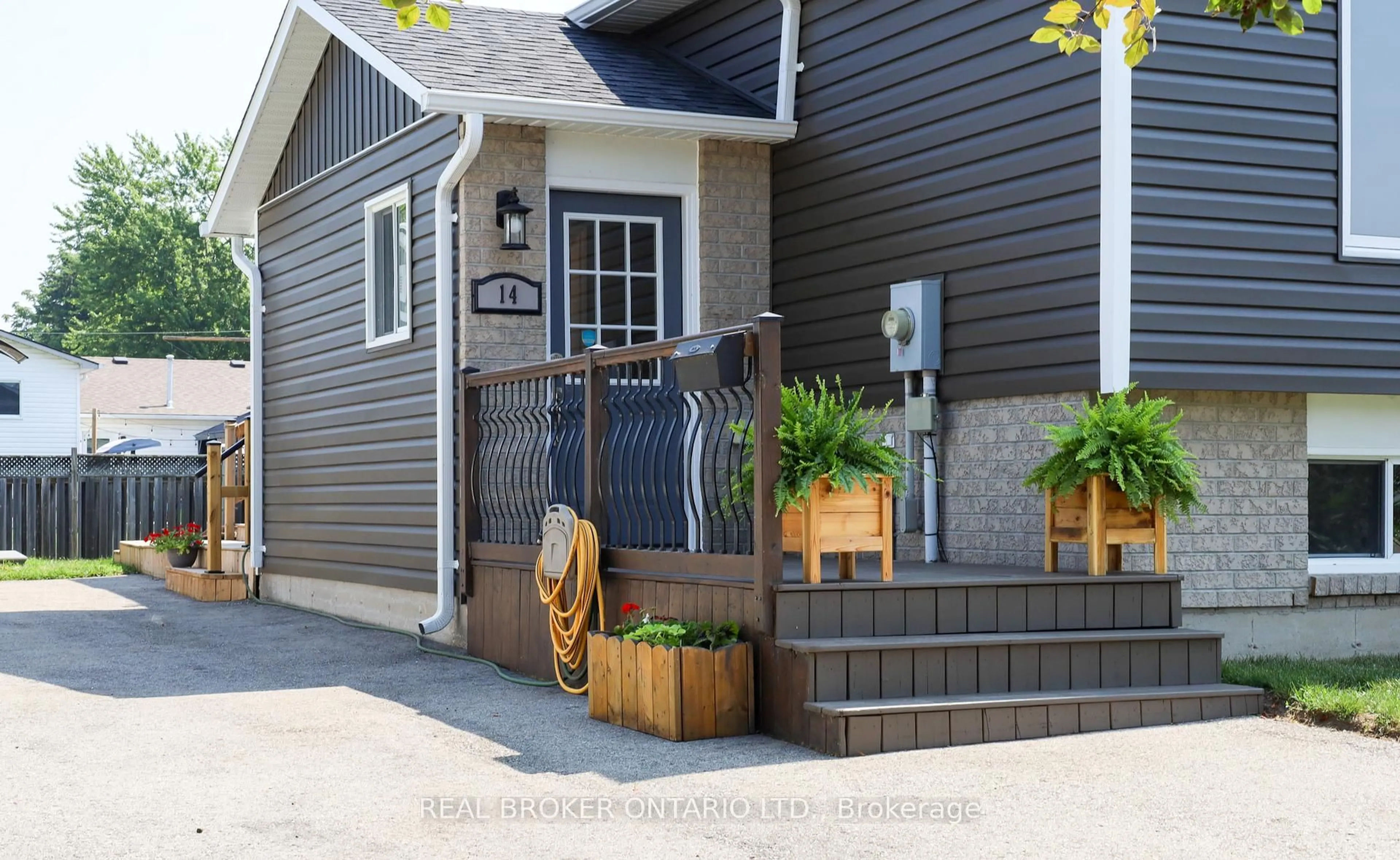 Indoor entryway for 14 Keith St, Orillia Ontario L3V 7V6